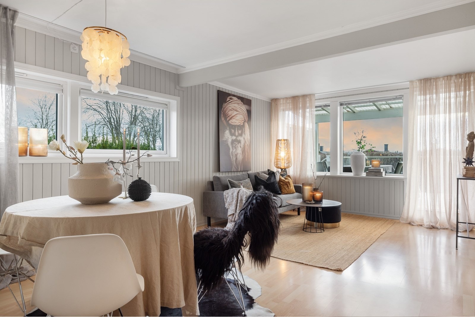 Leiligheten har en lys og innbydende stue. Galleribilde