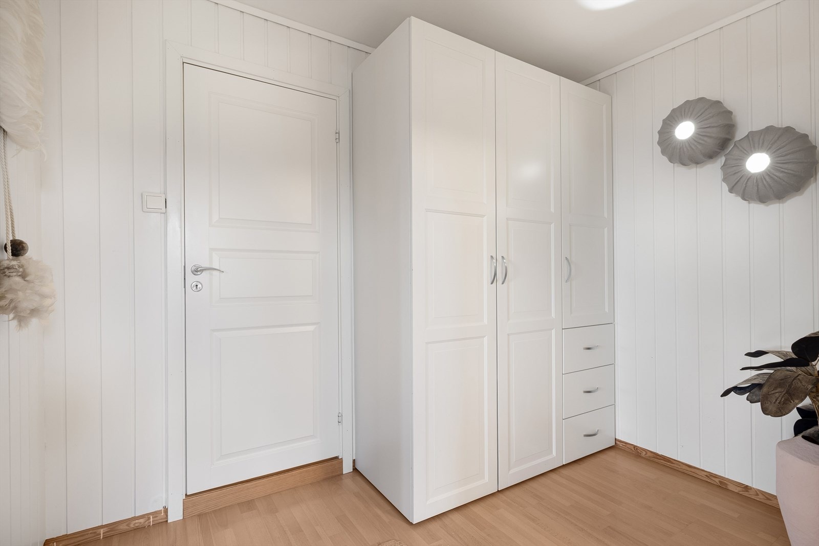 I gangen er det garderobeskap og adkomst til badet. Galleribilde