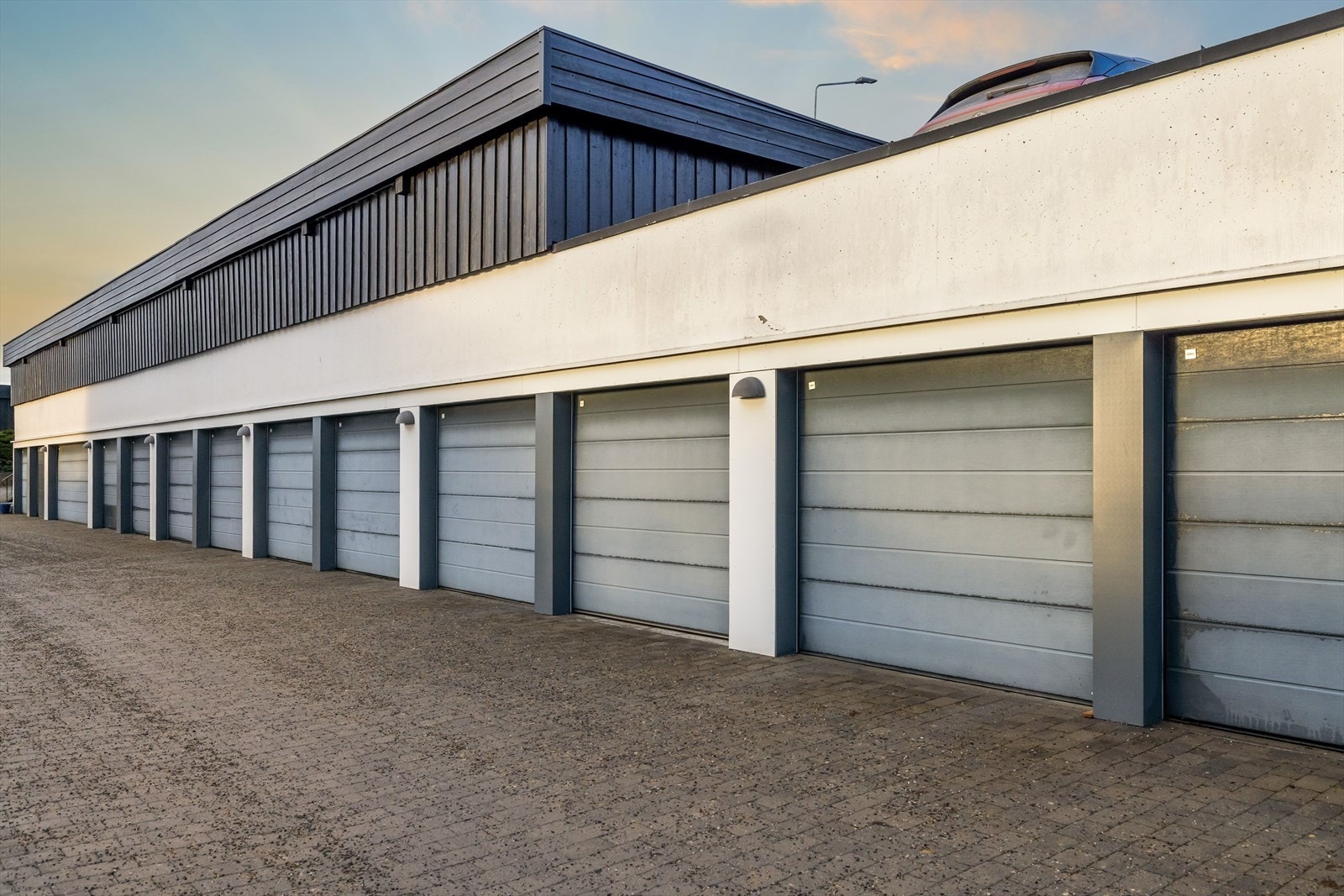 Garasjeplass følger leiligheten. Galleribilde