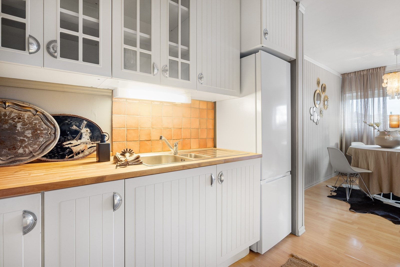 Kjøkken med innredning fra IKEA. Heltre benkeplate med oppvaskkum i rustfritt stål med liten skyllekum. Galleribilde