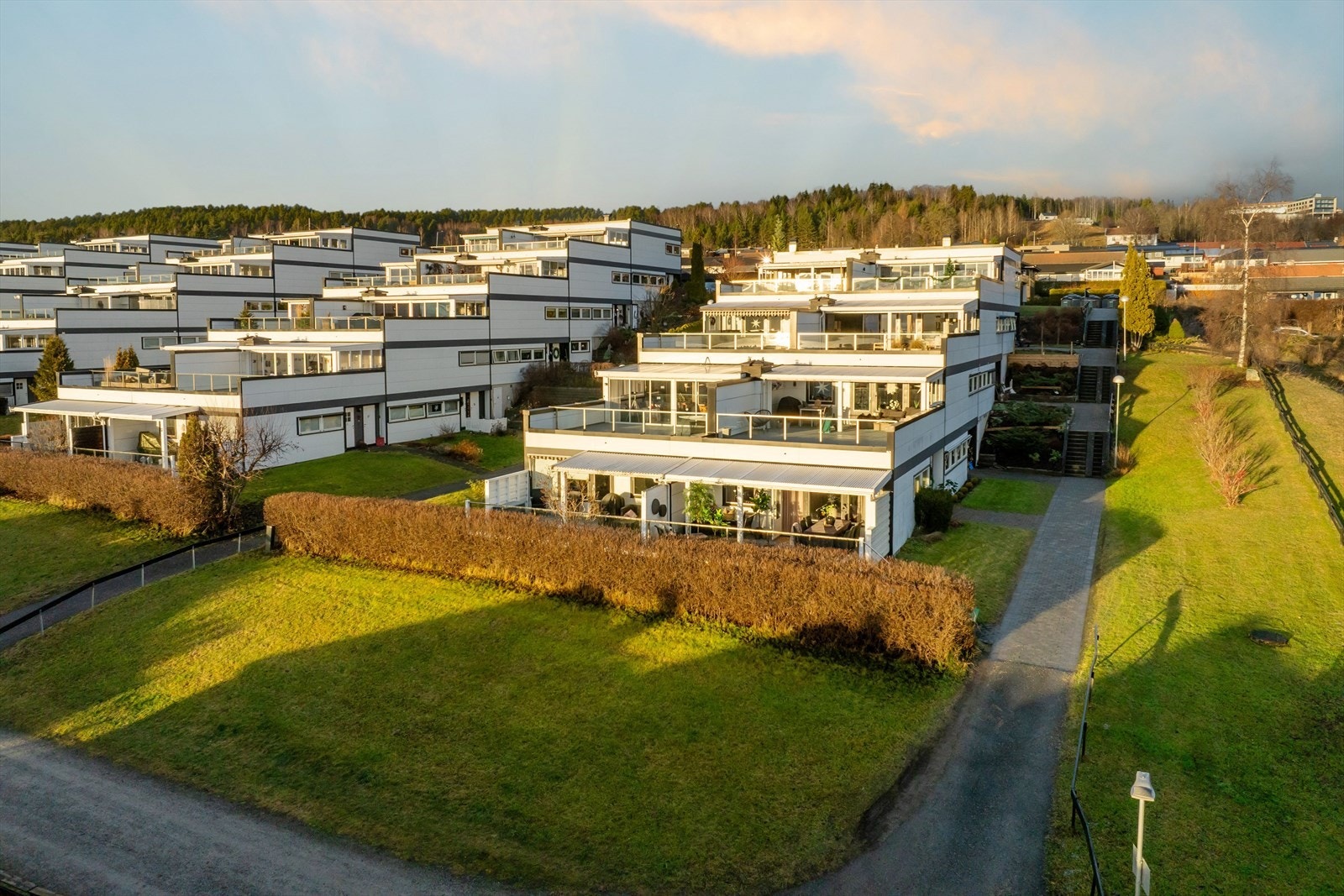 Dette er en fin og praktisk leilighet med herlig uteplass, gode solforhold og nydelig utsikt! Galleribilde