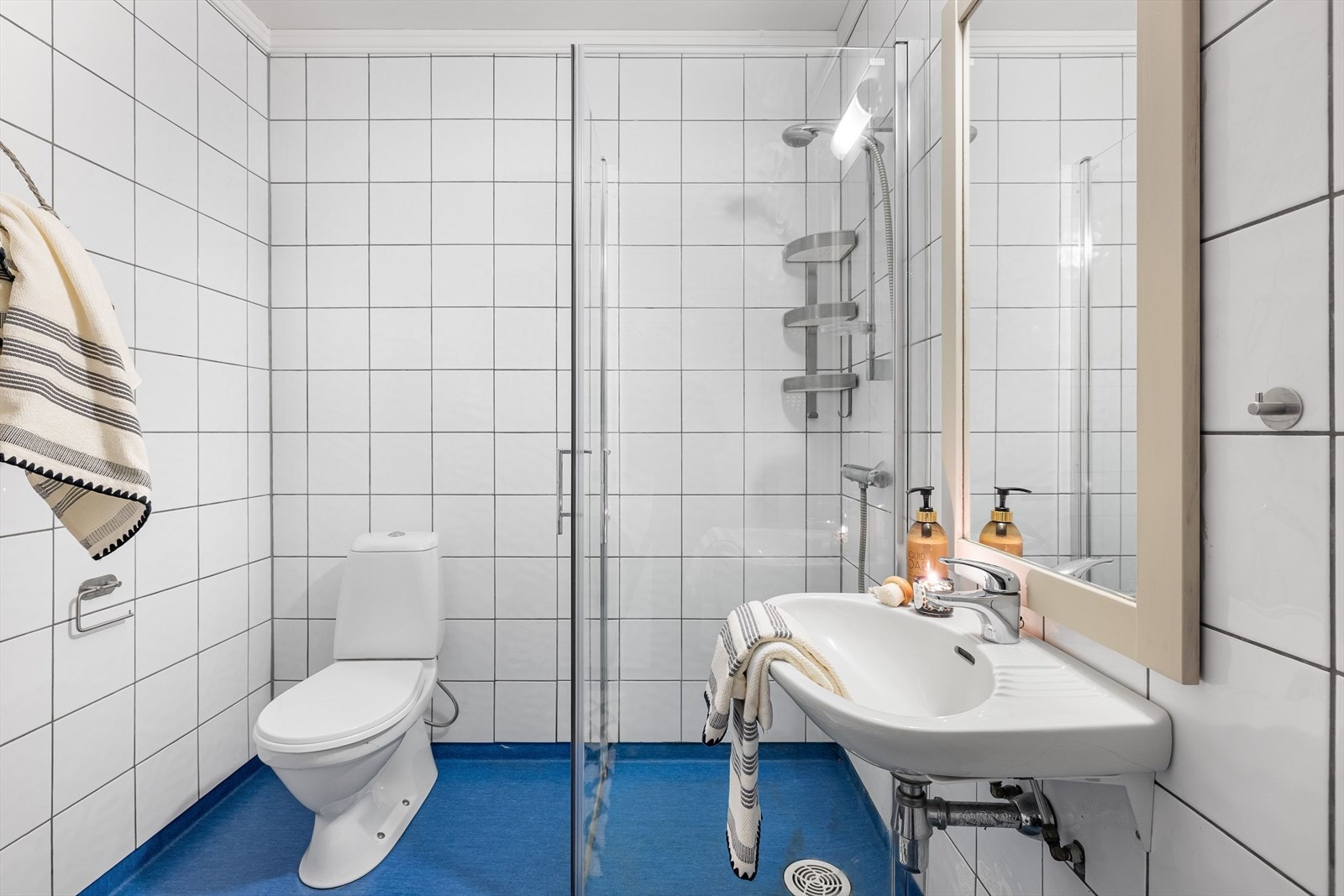 Dusjhjørne med veggmontert dusjbatteri og innfellbare dusjdører. Galleribilde