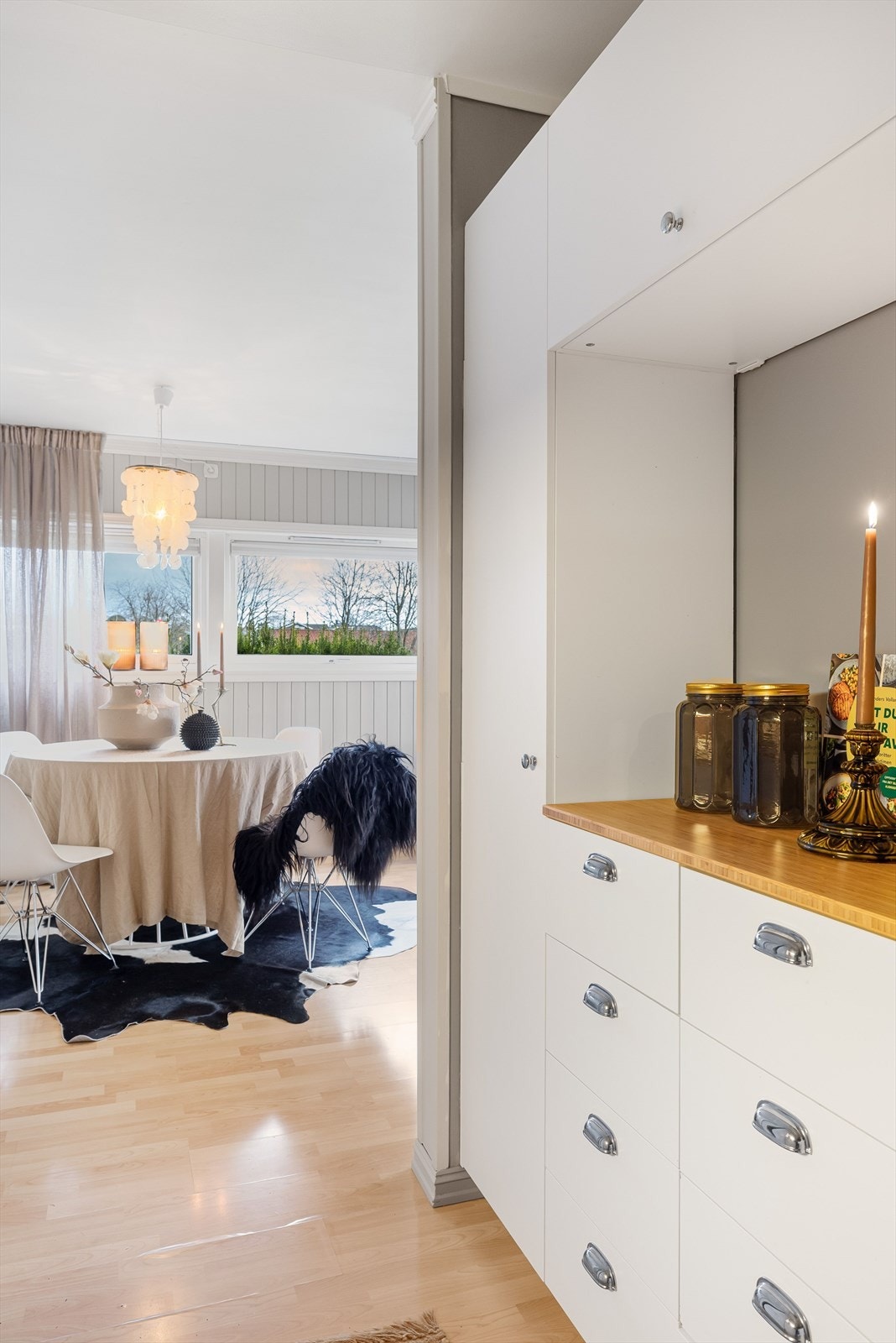 Det er praktisk tilgang fra kjøkkenet og til spiseplassen. Galleribilde