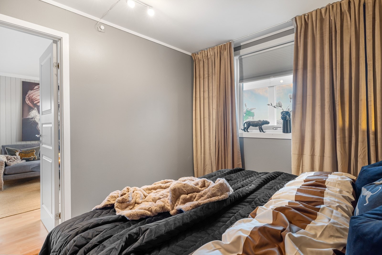 Rommet har plass til dobbeltseng med tilhørende nattbord. Galleribilde