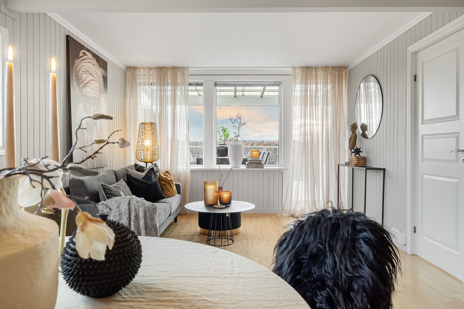 Her er det plass til både spisebord og sofagruppe. Galleribilde