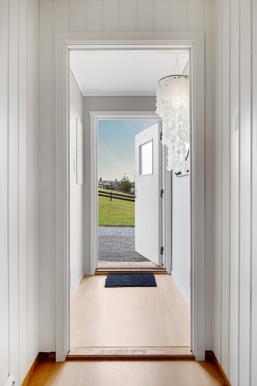 Vindfang som tar deg videre til en romslig gang. Galleribilde