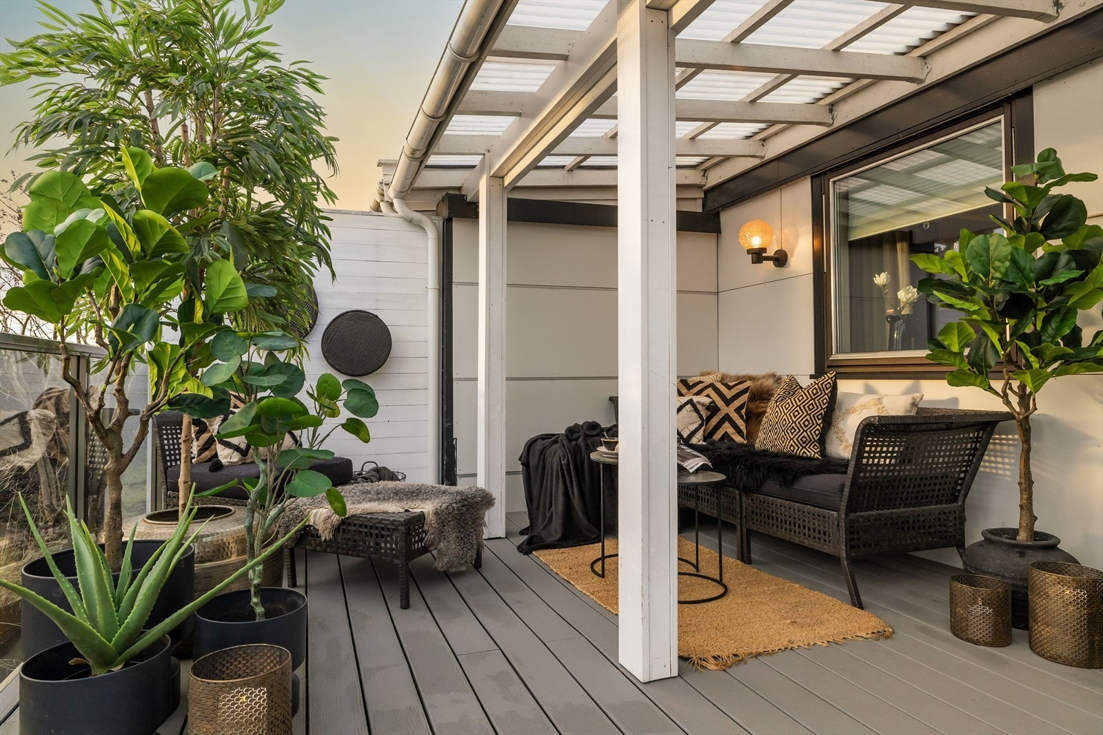 Terrassen er på hele 23 m² så her er det god plass til flere sittegrupper, planter og annet ønskelig. Galleribilde