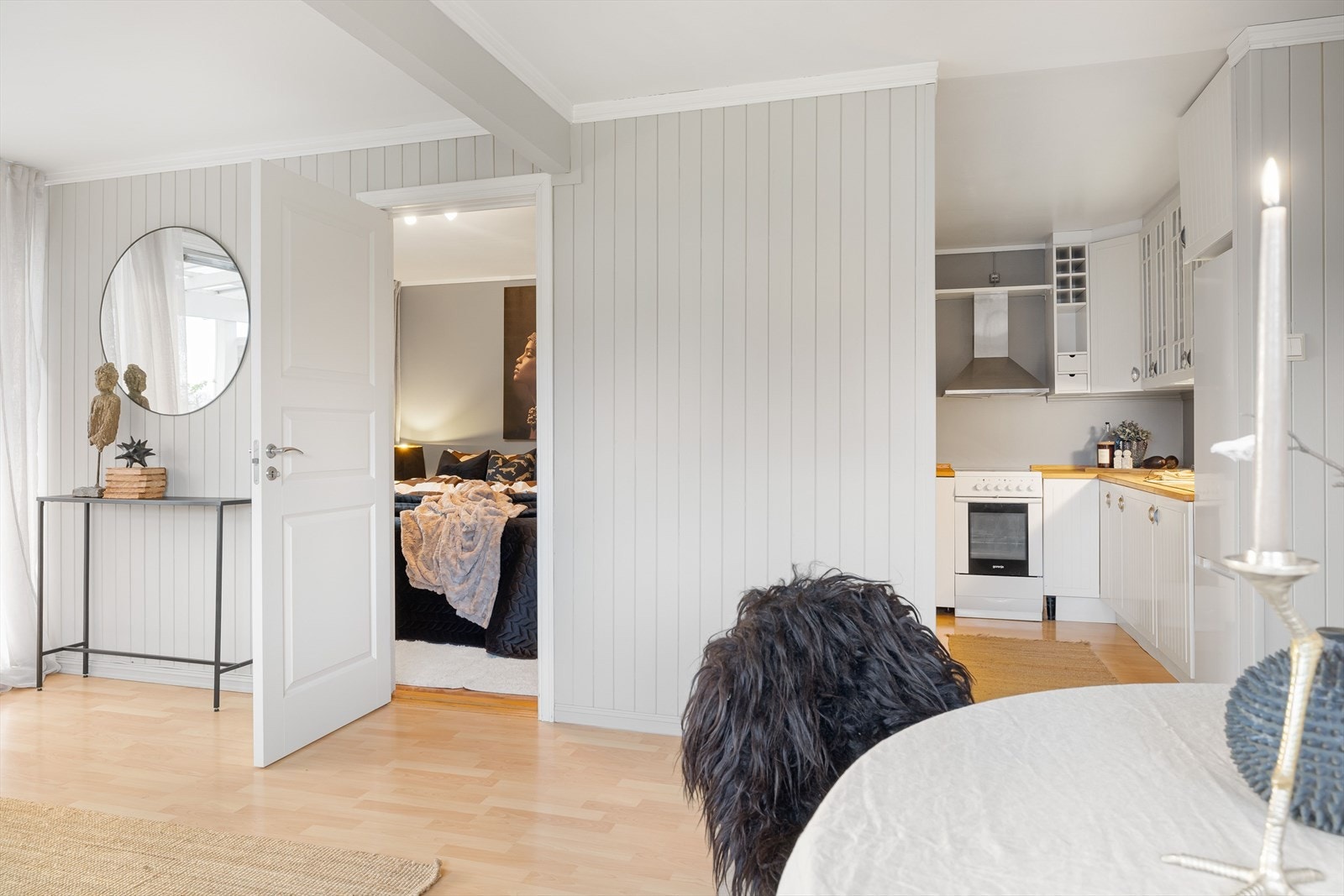 Fra stua er det adkomst til soverommet og kjøkkenet. Galleribilde