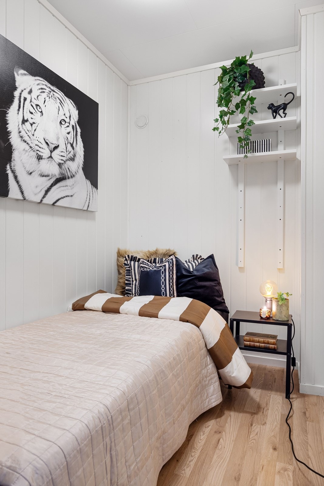 Boden er innredet med seng, men rommet er ikke godkjent til varig opphold, da det ikke er tilstrekkelig med rømningsvei eller lysinnslipp. Galleribilde