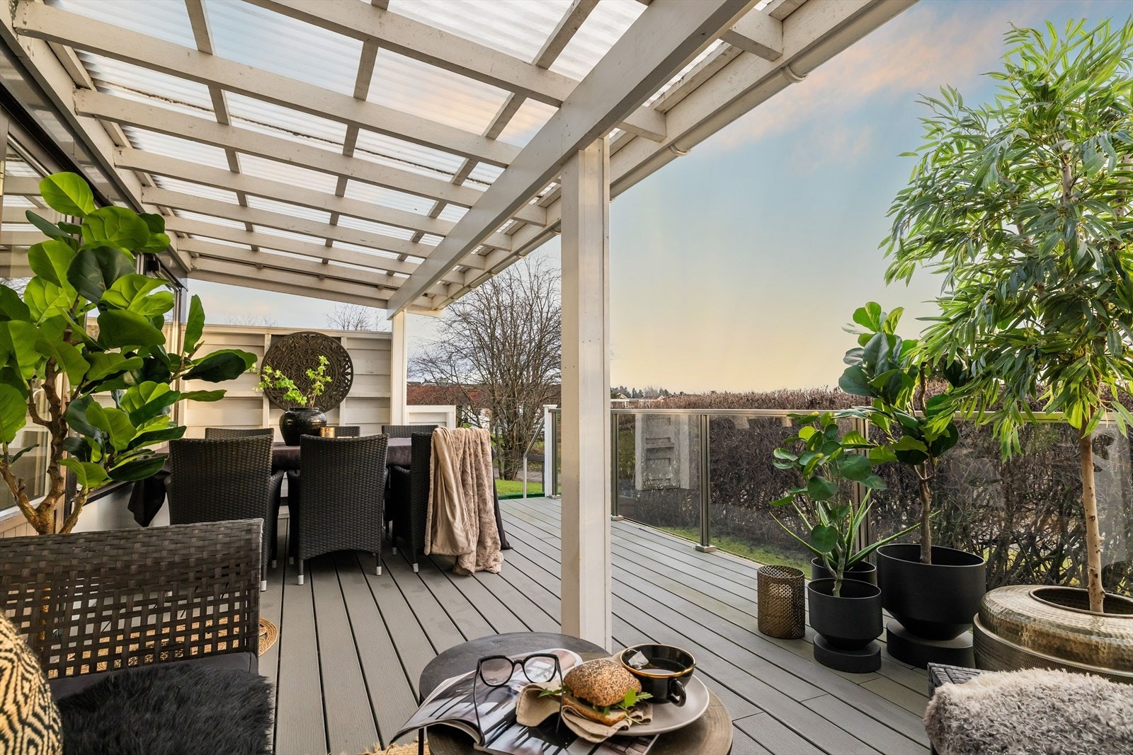 Deler av terrassen har takoverbygg og vegger som gir en lun stemning til rommet. Galleribilde