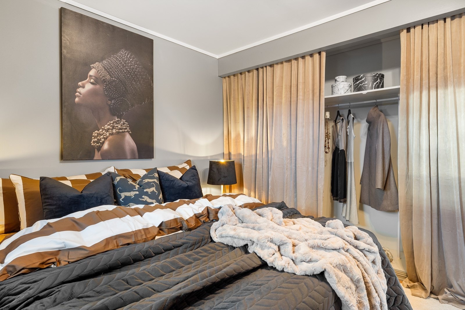 Praktisk garderobeløsning bak gardiner. Galleribilde