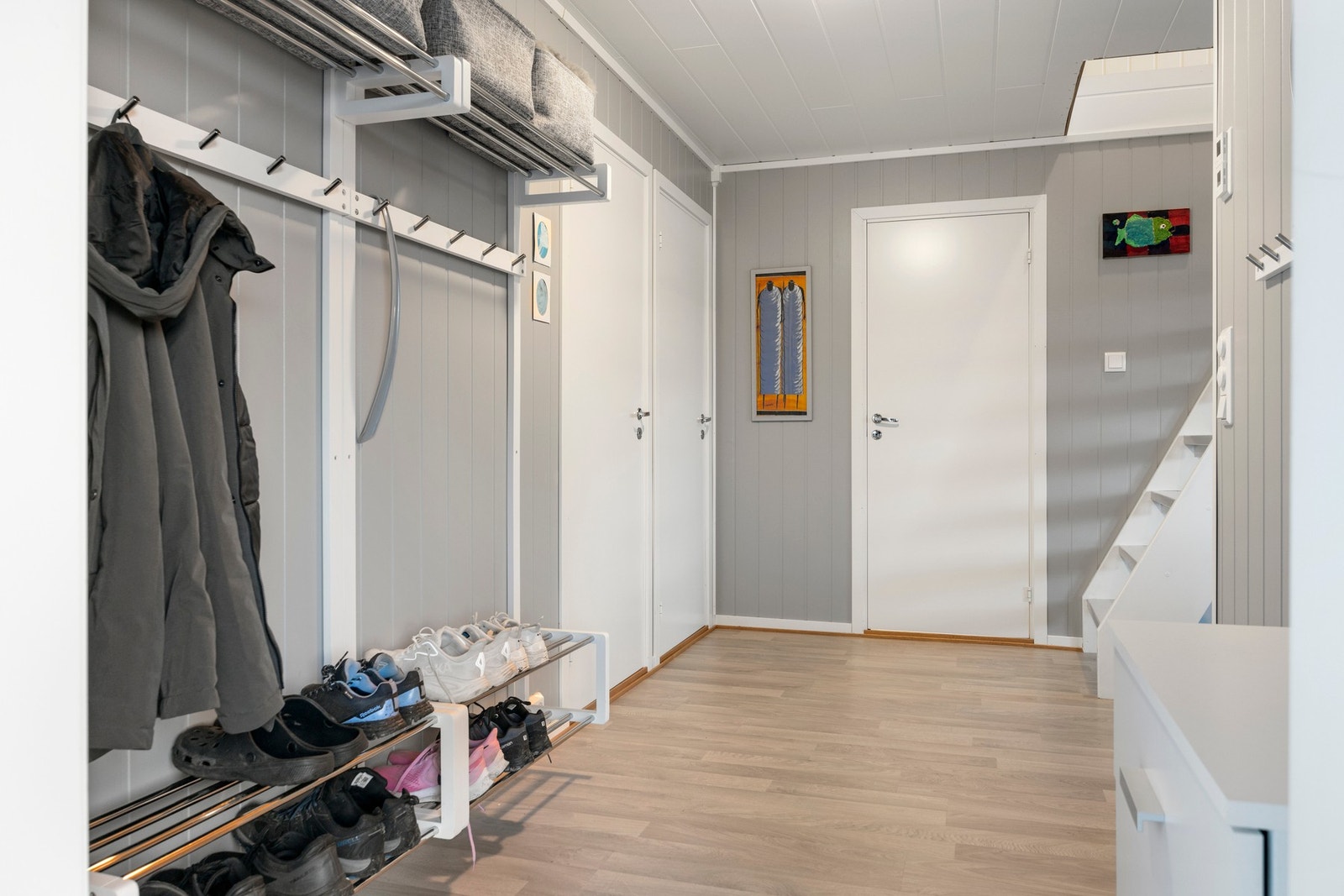 Inngangsparti/vindfang - ca. 8 kvm. Egen sone for gulvvarme. Galleribilde