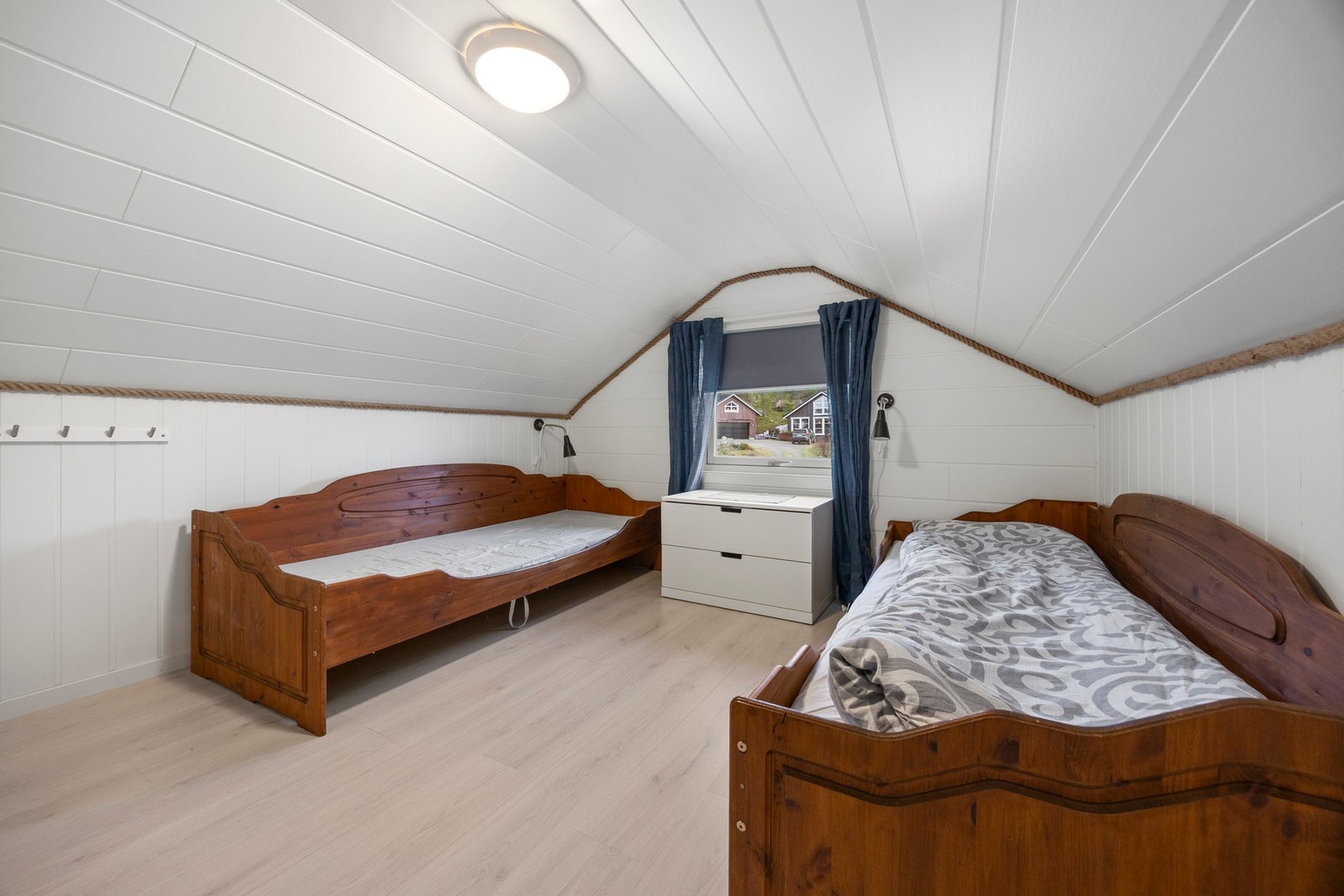 Rom innredet som soverom på hems - Lav takhøyde, ca. 10 kvm gulvareal. Galleribilde