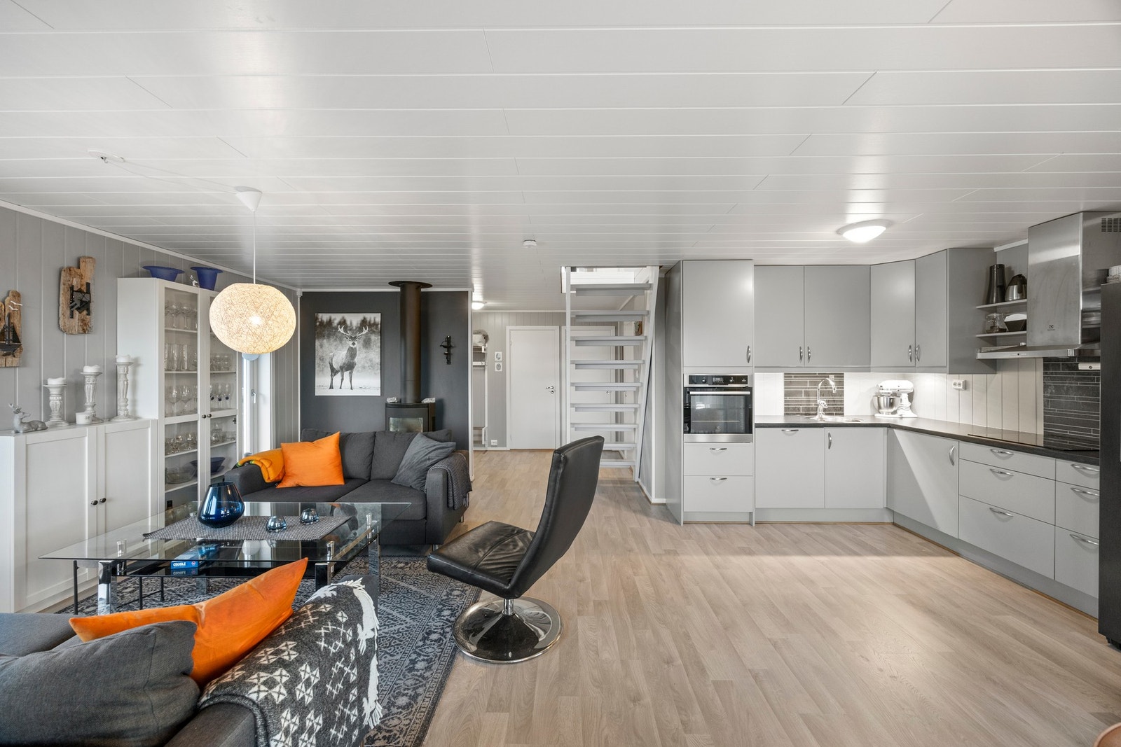 Stue/kjøkken har gulvvarme og vedovn. Galleribilde