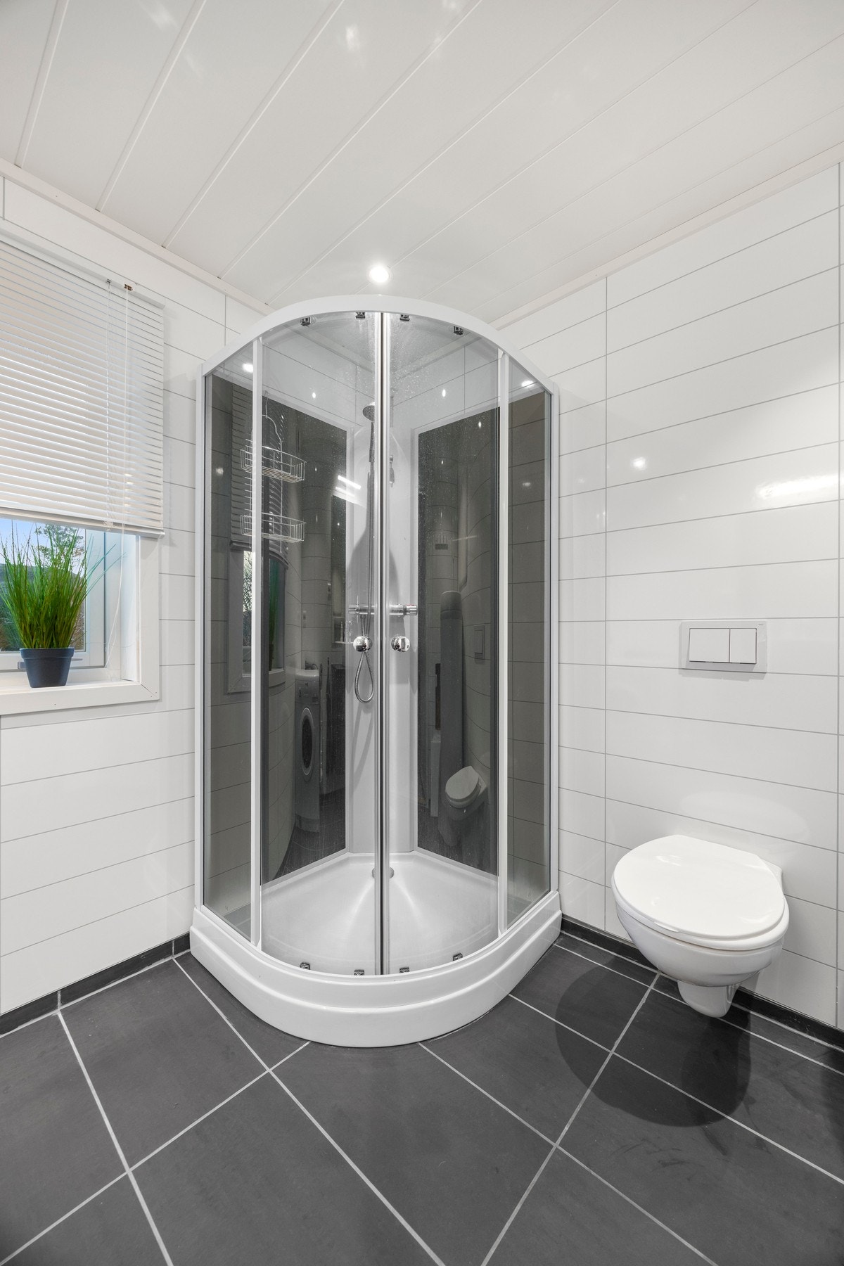 Badet er eller utstyrt med bl.a. WC, dusjkabinett og servantskap. Galleribilde