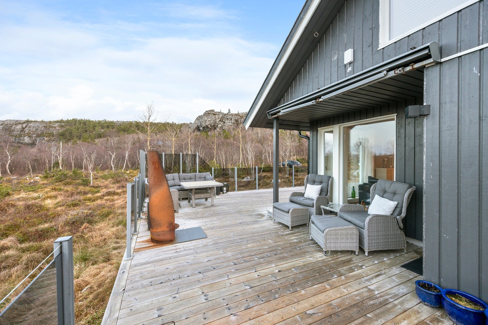Stor veranda på ca. 106 kvm som strekker seg rundt hytta. Galleribilde