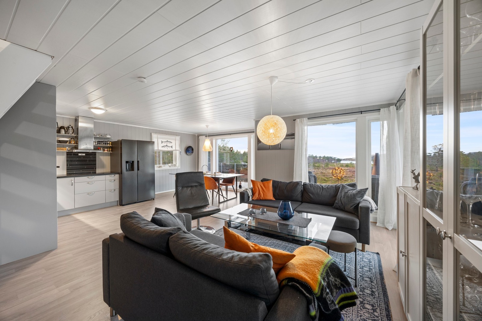 Åpen løsning med kjøkkenet gir en romslig samlingsplass. Galleribilde