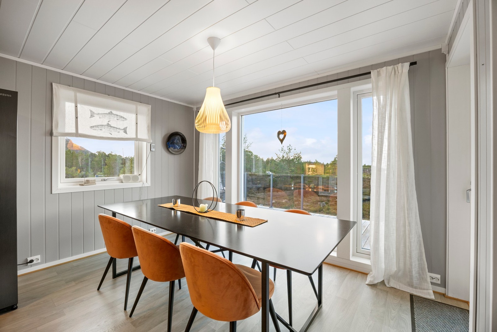 Spisebordssonen finner sin naturlige plassering ved kjøkkenet, og ved store vinduer mot utsikten. Galleribilde