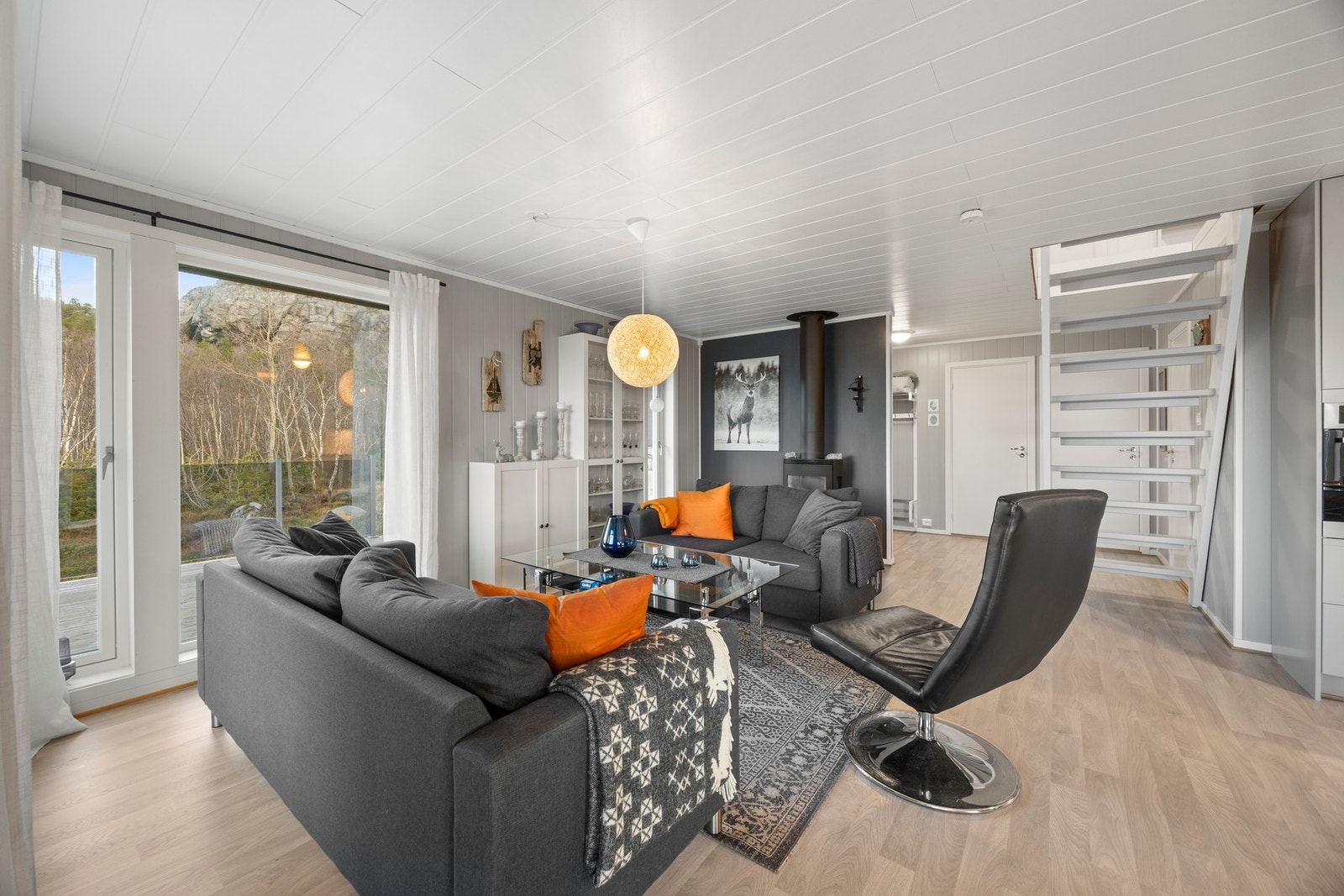 Her finnes god plass for å innrede med sofagruppe. Vitrineskap medfølger i handelen. Galleribilde