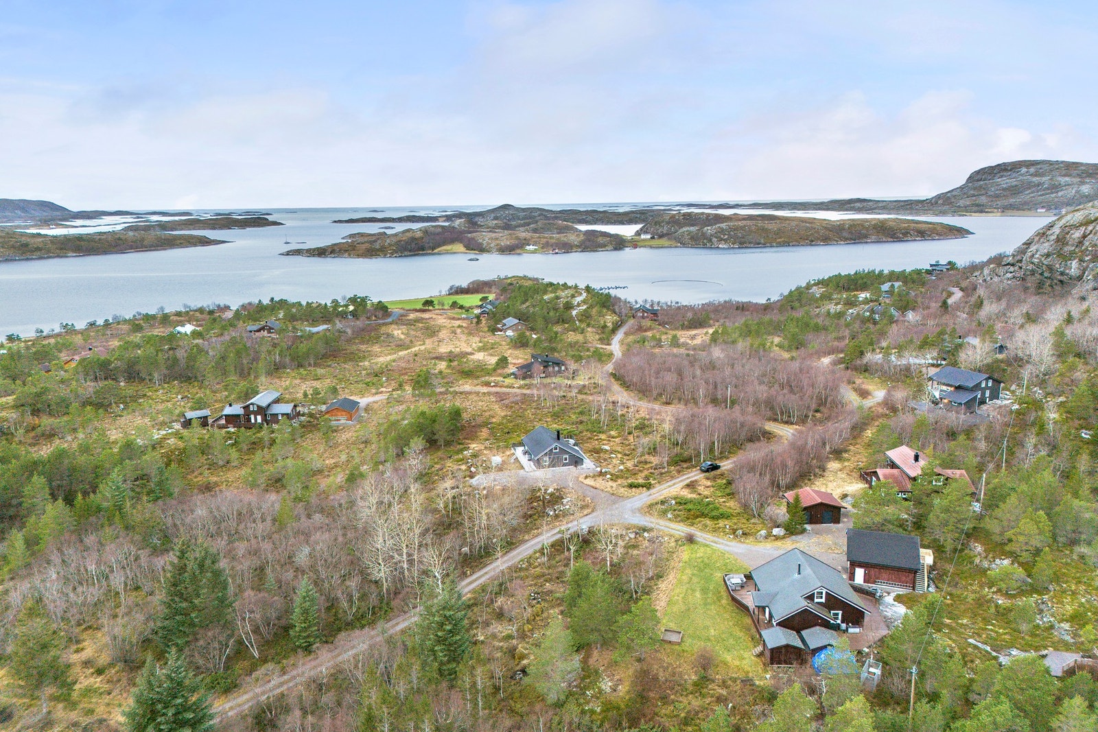 Attraktiv beliggenhet på Glasøya med kort avstand til sjøen, og ca. 10 min. kjøring til Lauvsnes. Galleribilde