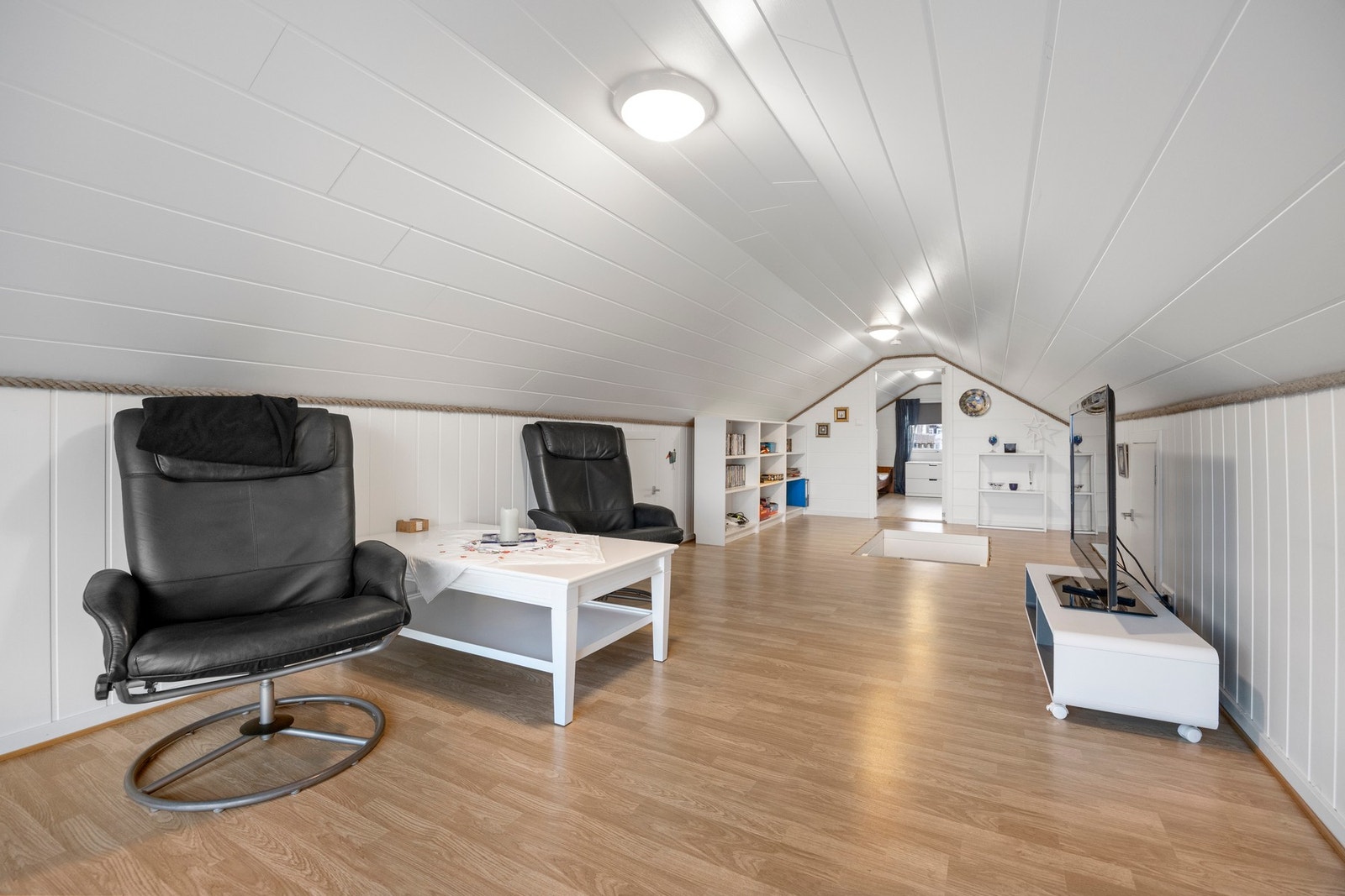 Det er oppbevaringsplass i knekott på begge sider. Galleribilde