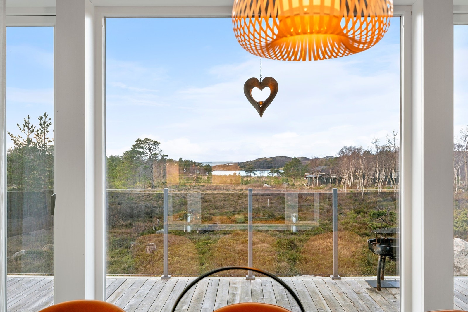 Herfra ser man både Glasøyvågen over mot Dragøya, og videre ut mot åpent hav og Hurtigrute-leia. Galleribilde