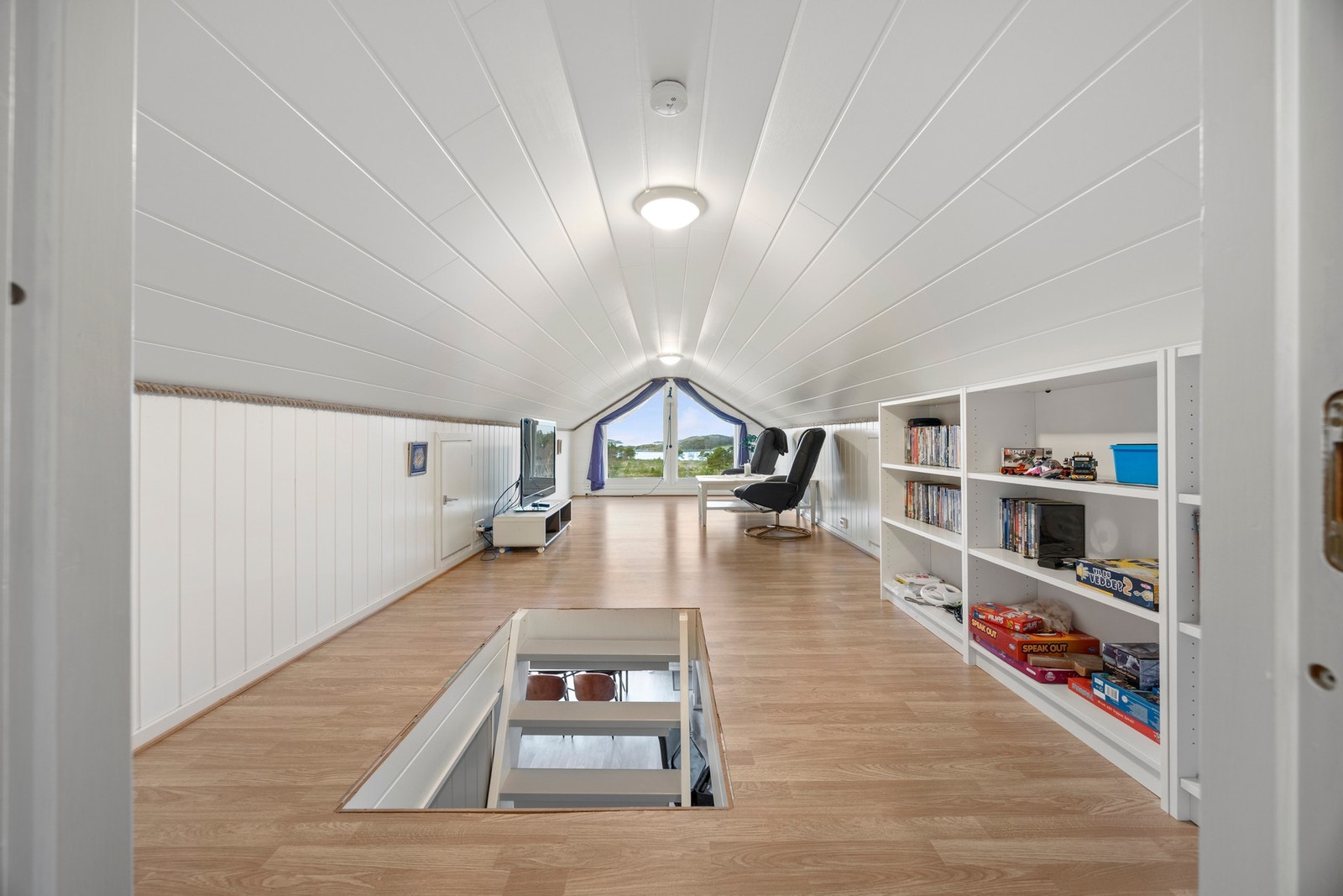 Hems. Lav takhøyde, men et nyttig areal om man er flere på hytta. Galleribilde