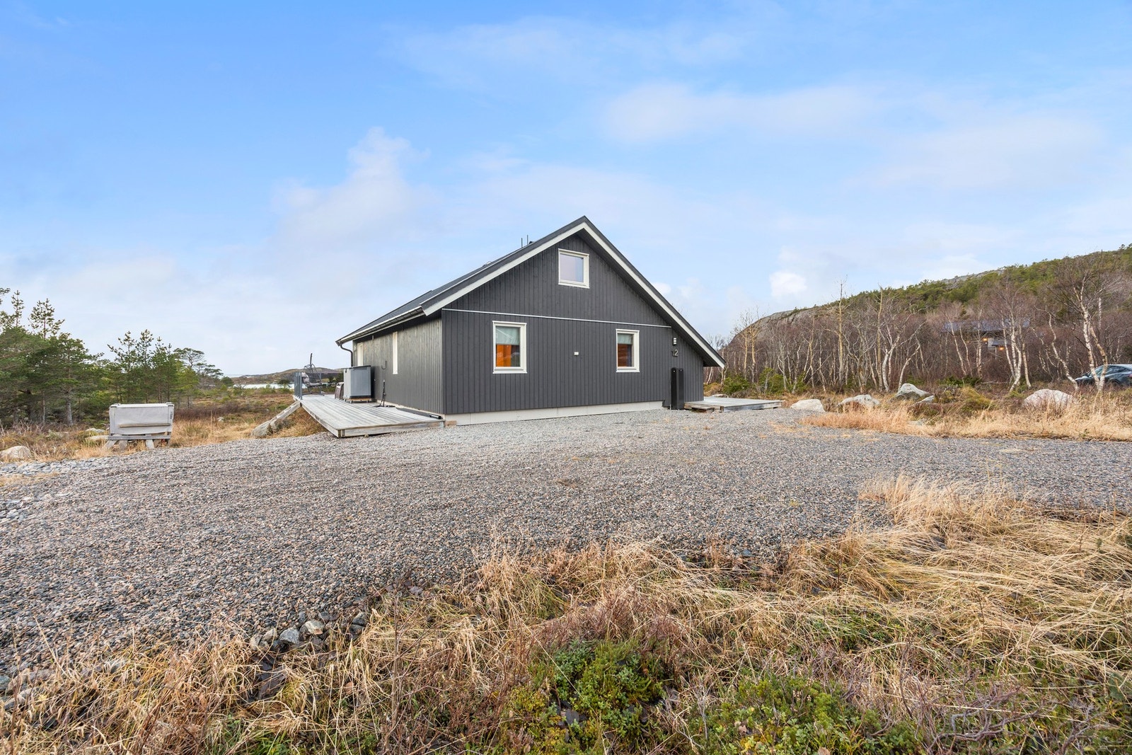 Romslig gårdsplass med oppstilling til flere bilder. Galleribilde