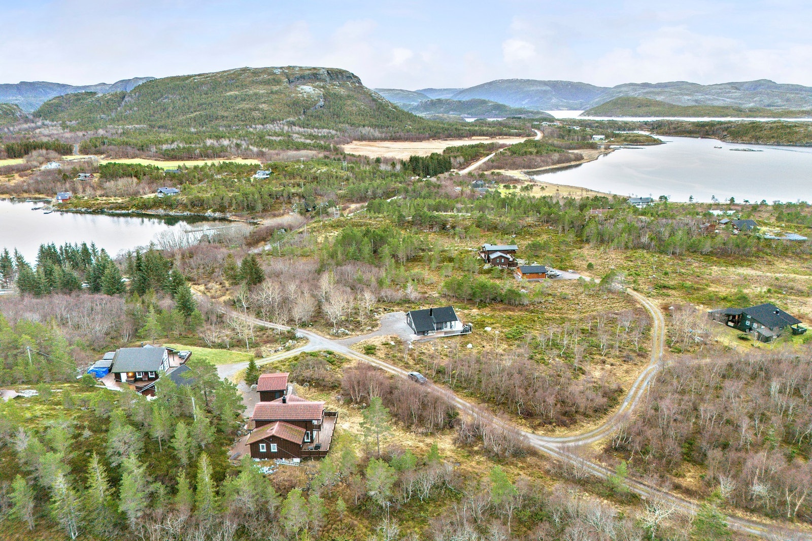 Det er kort avstand til sjøen, både til øst og vest med hhv. Kongensvika og Glasøyvågen. Galleribilde