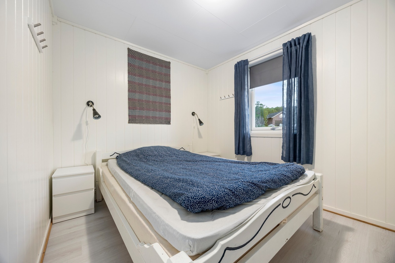 Soverom 1 - ca. 7,5 kvm. God plass for dobbeltseng. Galleribilde