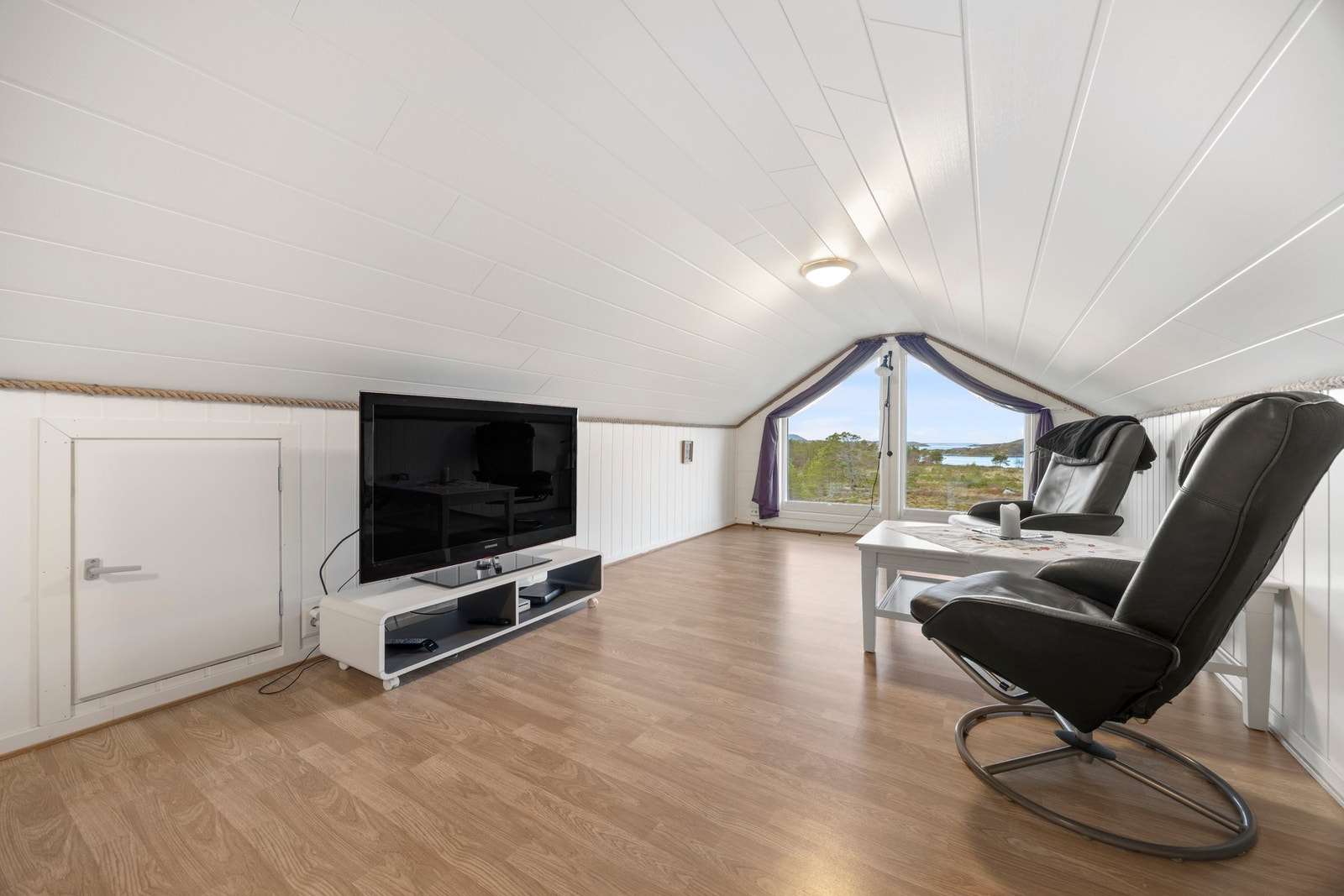 Dette rommet er benyttet som loftstue, og har et gulvareal på ca. 22 kvm. Her har man også flott utsikt. Galleribilde