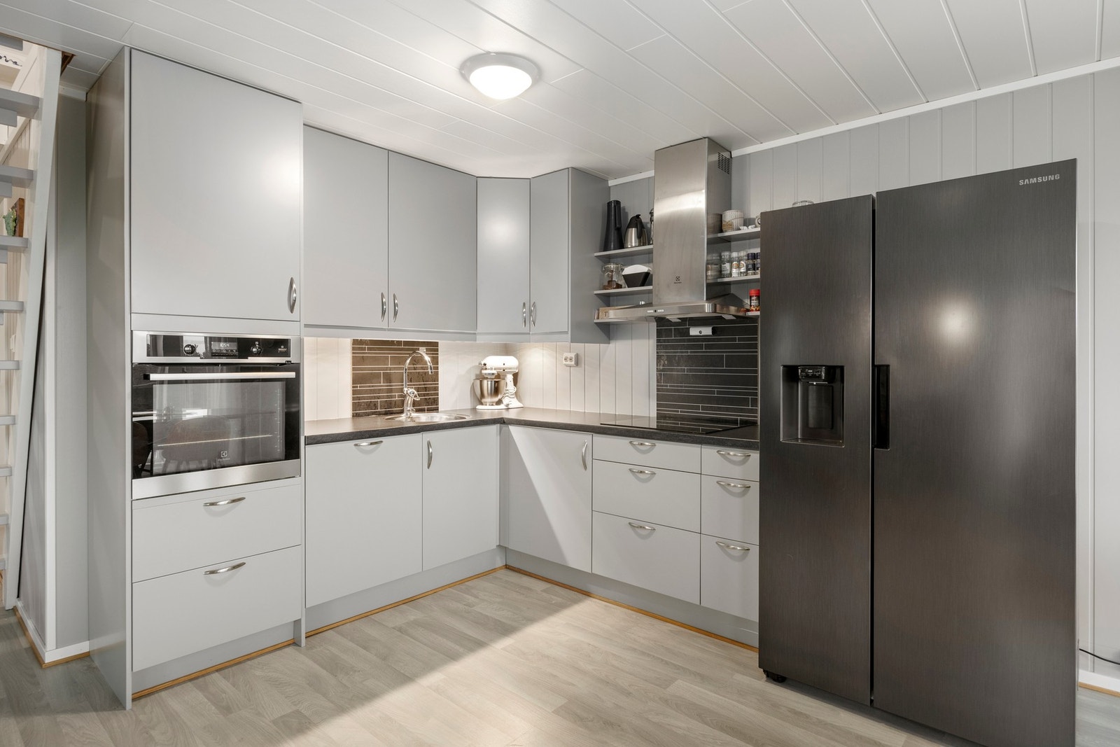 Pen kjøkkeninnredning. Godt med oppbevaringsplass. Galleribilde