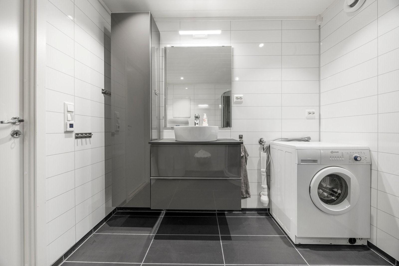 Badet har flislagt gulv med varmekabler. Vaskemaskin medfølger i handelen. Galleribilde