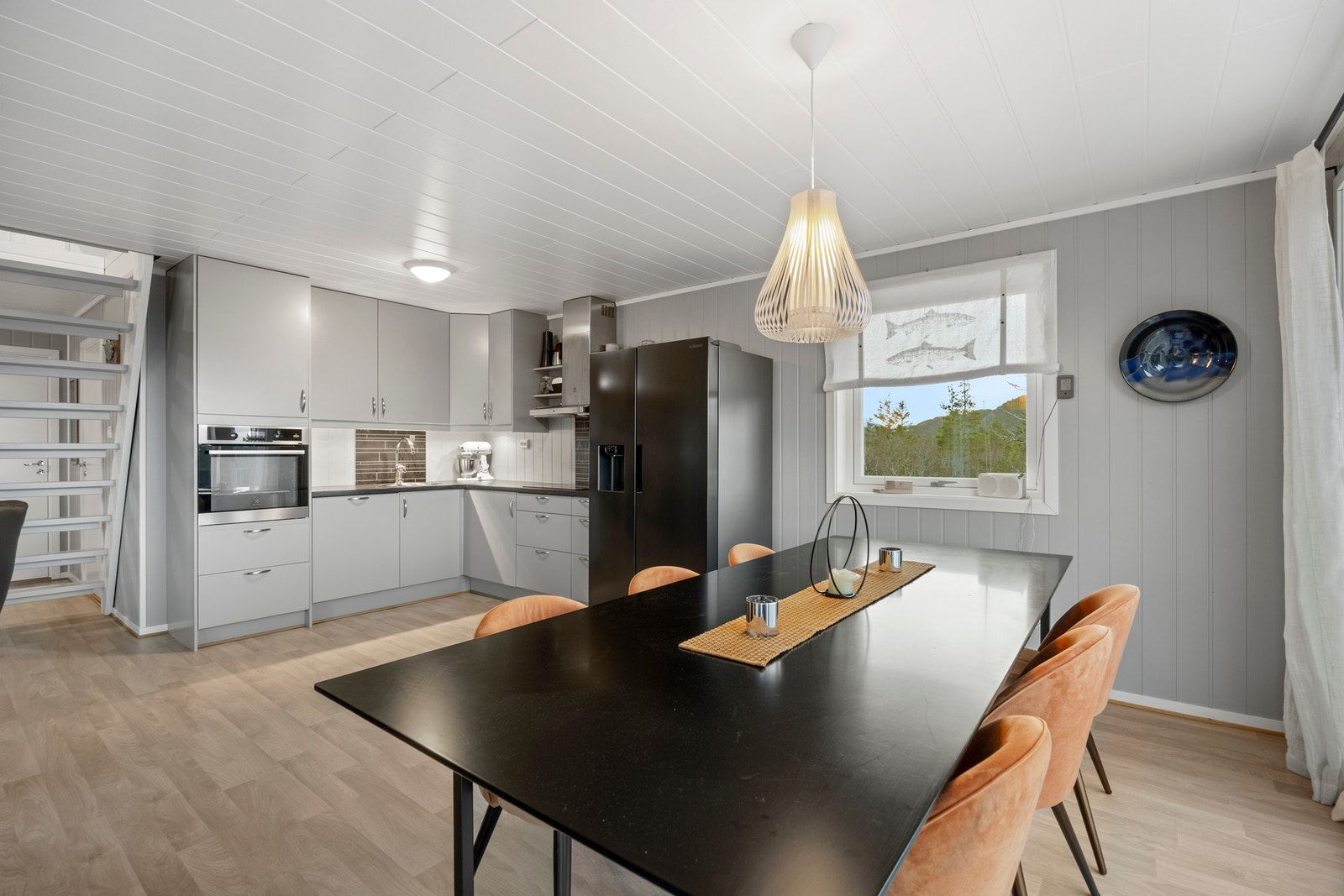 Kjøkkenet er utstyrt med integrerte hvitevarer som oppvaskmaskin, stekeovn og platetopp. Frittstående kjøl-/fryseskap medfølger handelen. Galleribilde