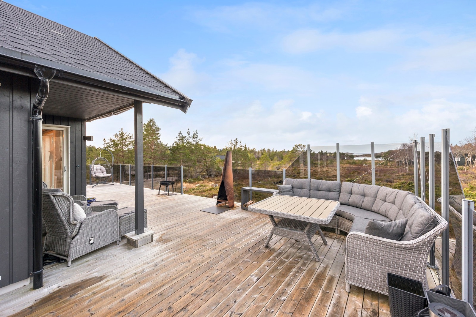 God plass til flere møbelsoner, med mulighet til å flytte seg fra eller til solen. Galleribilde