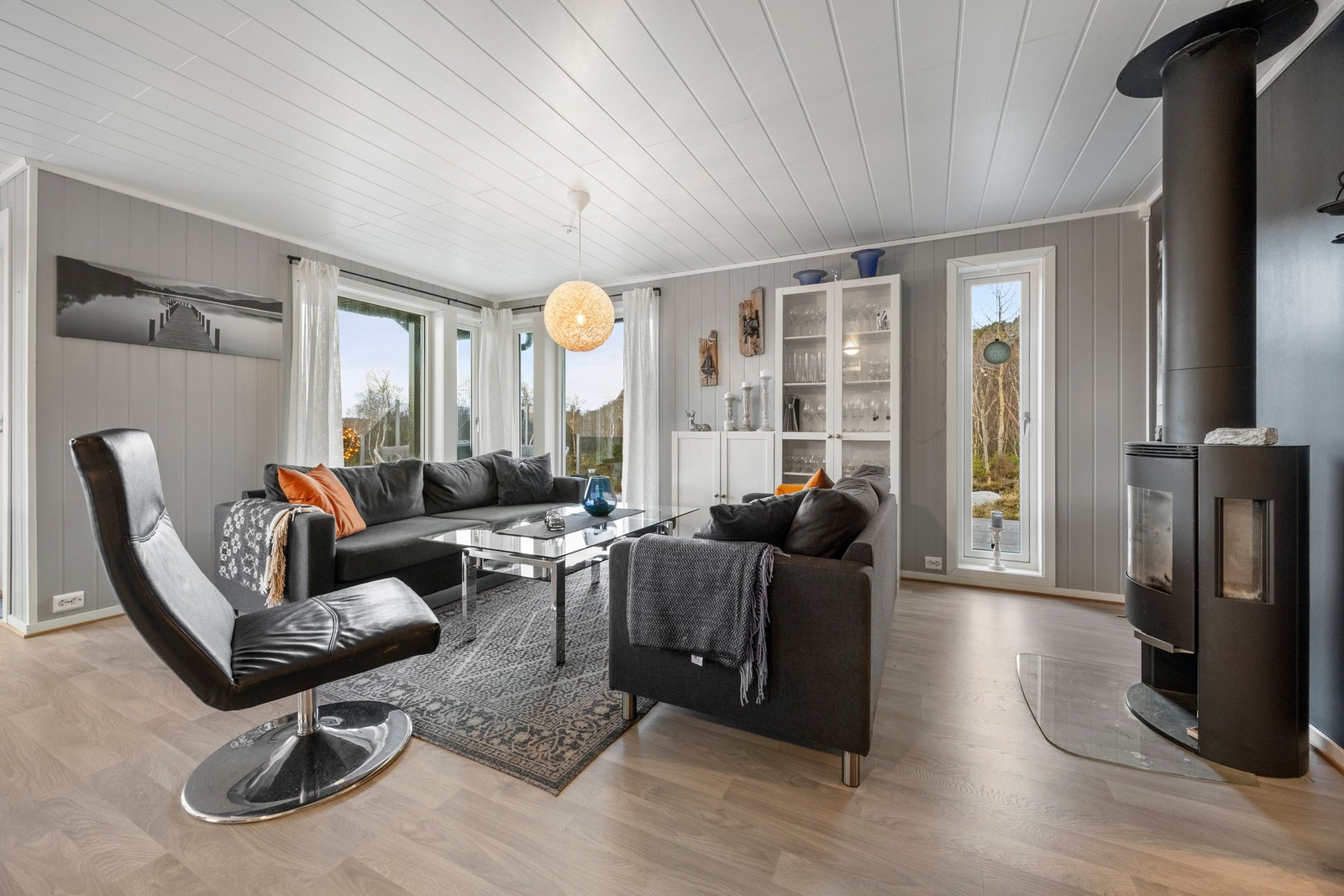 Stue - ca. 35 kvm sammen med kjøkken. Galleribilde