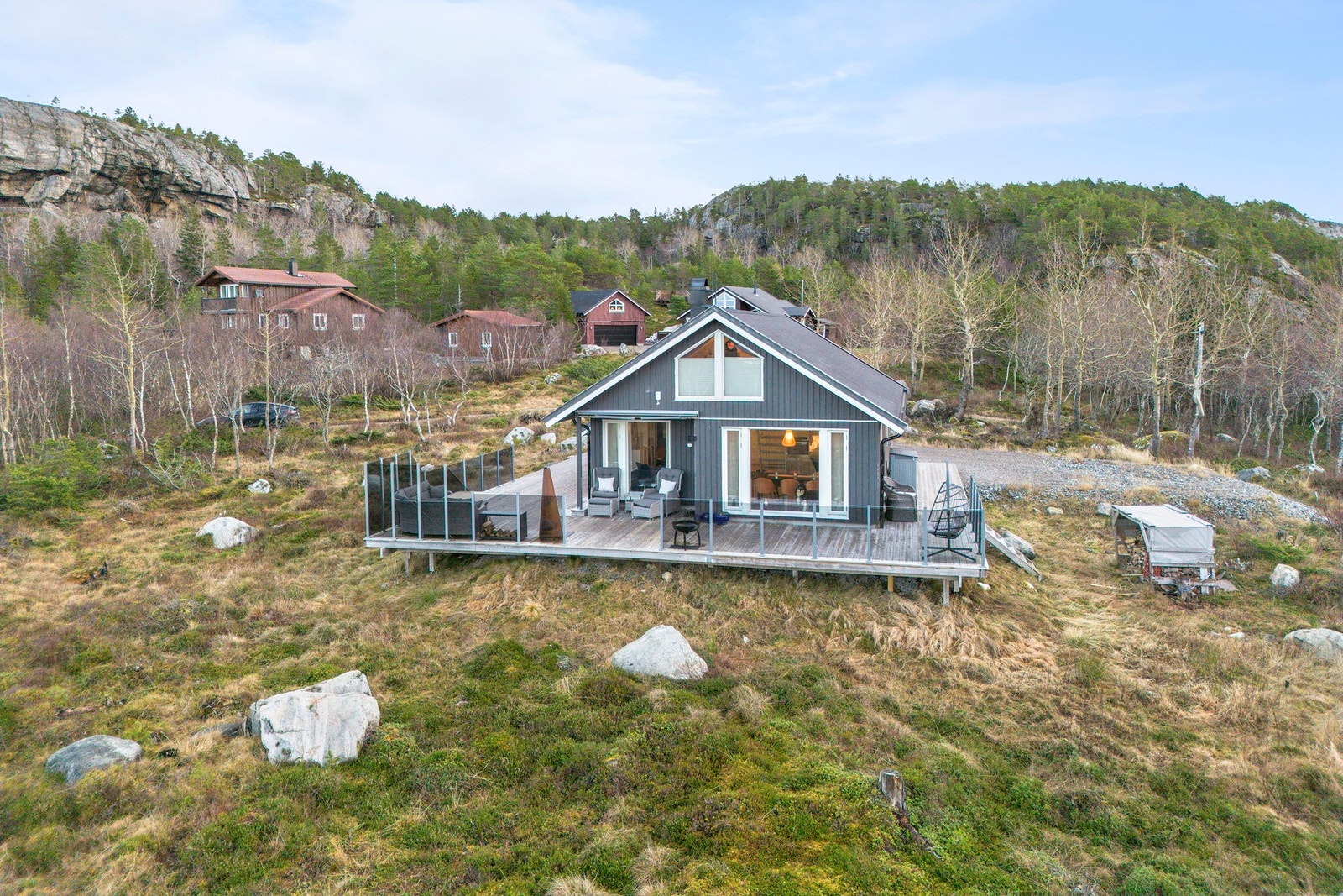Romslig selveid tomt på drøyt 1,1 mål. Hovedsaklig naturtomt, med opparbeidet gårdplass. Galleribilde