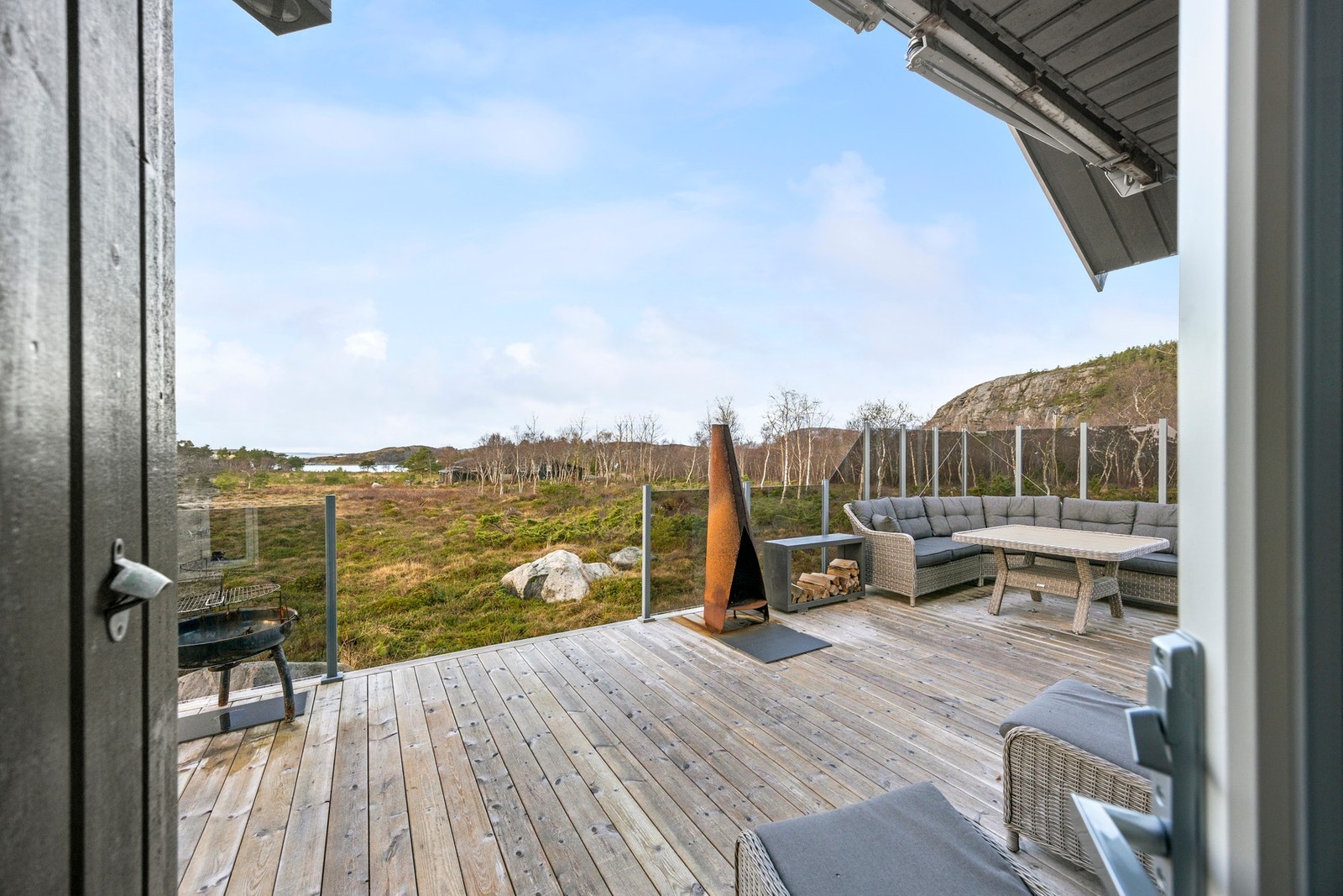 Fra stuen er det utgang til veranda. Galleribilde