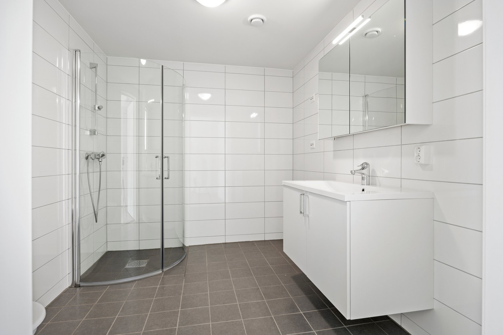 Bad - 7 kvm. Flislagte overflater med varme i gulv Galleribilde