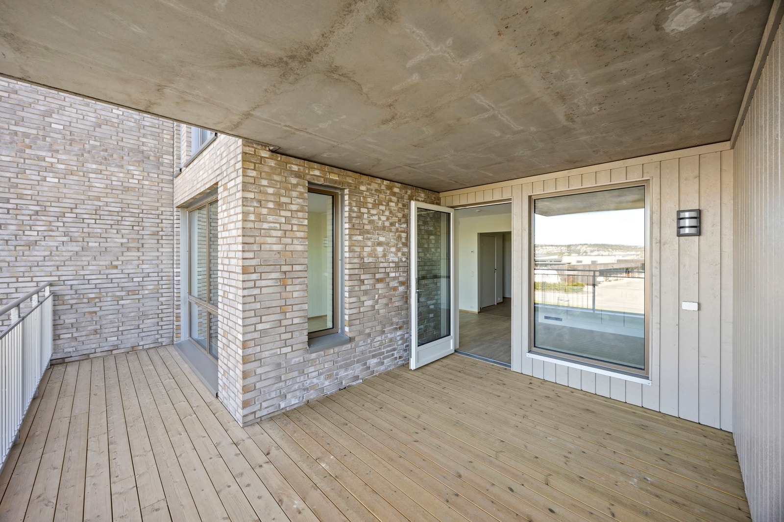 Terrassen måler ca 18 kvm. Her har man gode sol- og utsiktsforhold! Galleribilde