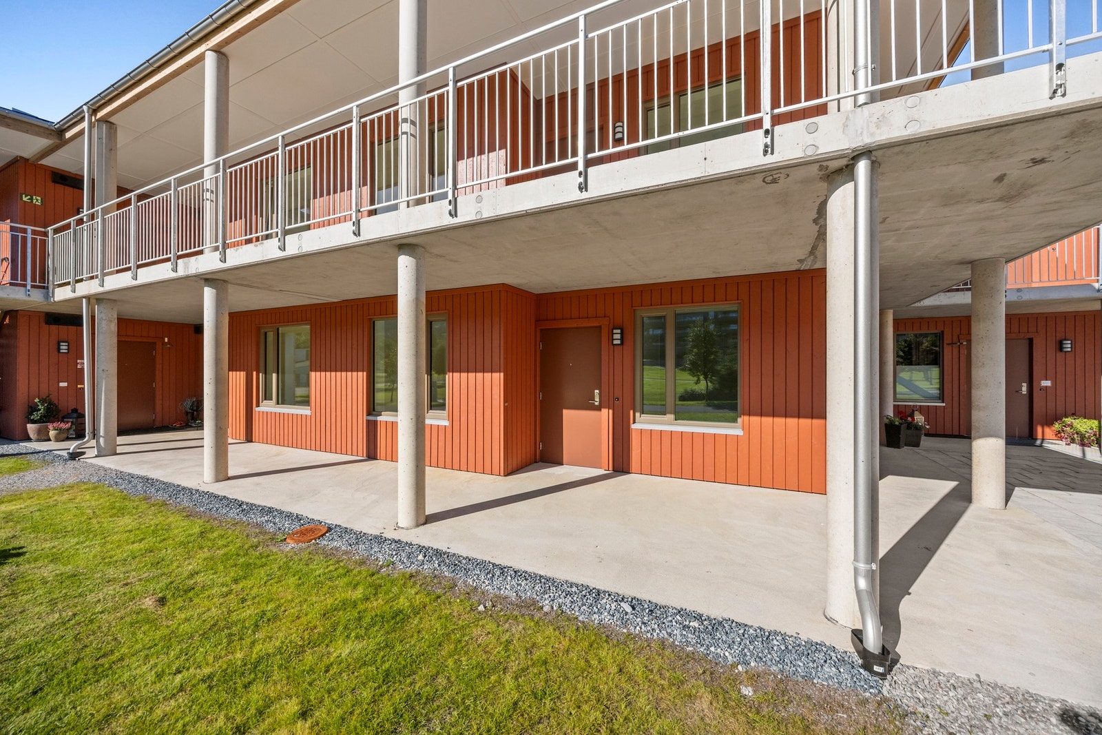 Leiligheten ligger i byggets første boetasje og har praktisk adkomst fra bakkeplan. Det er heis i bygget. Galleribilde