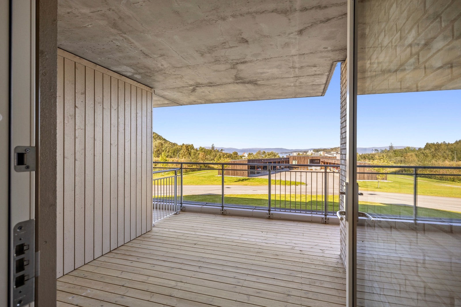 Fra kjøkkenet er det utgang til terrasse Galleribilde