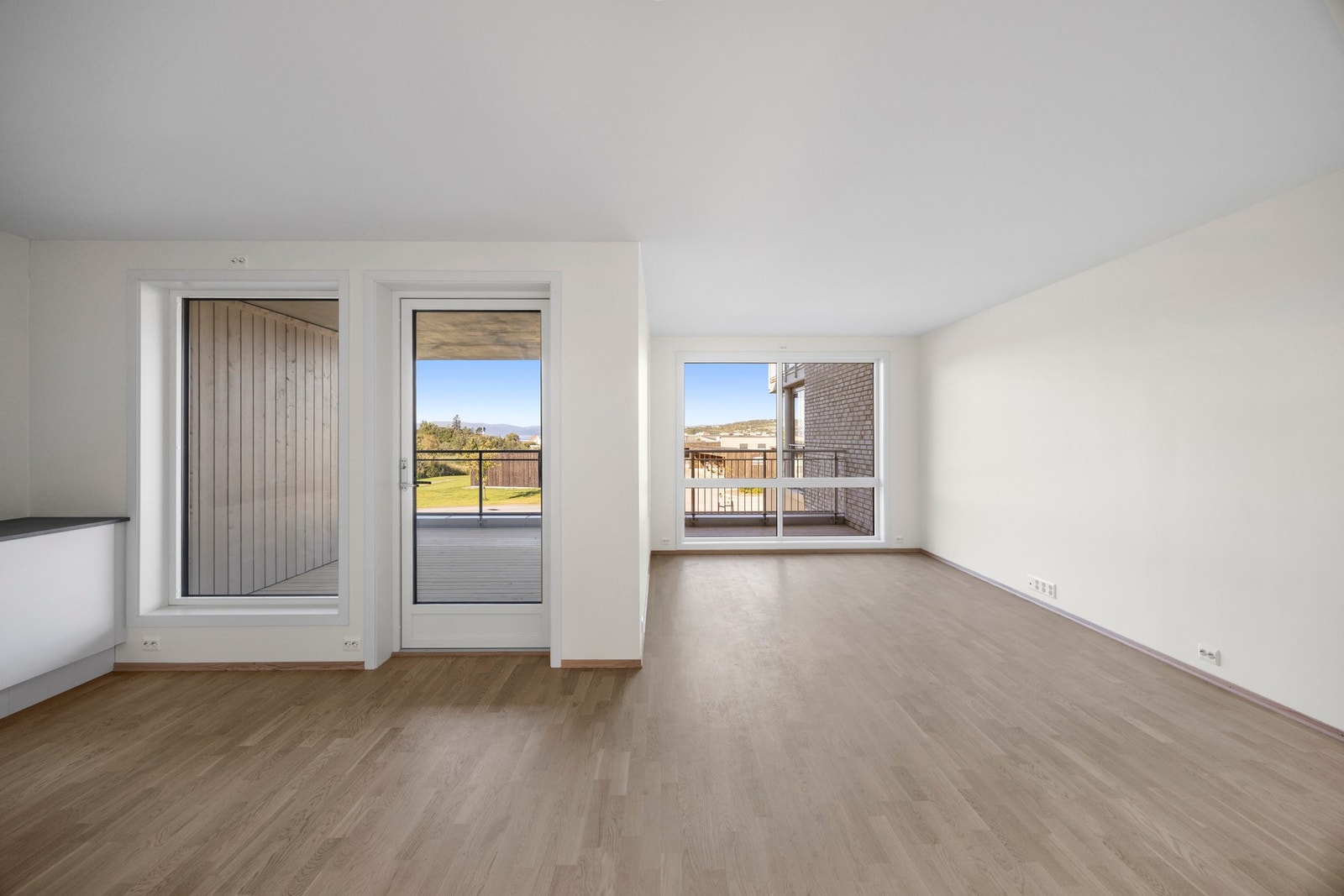 Vinduene sørger for gode lysforhold inn i stuen Galleribilde