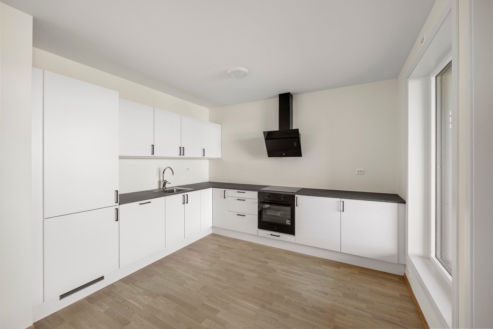 Moderne kjøkkeninnredning med integrerte hvitevarer Galleribilde