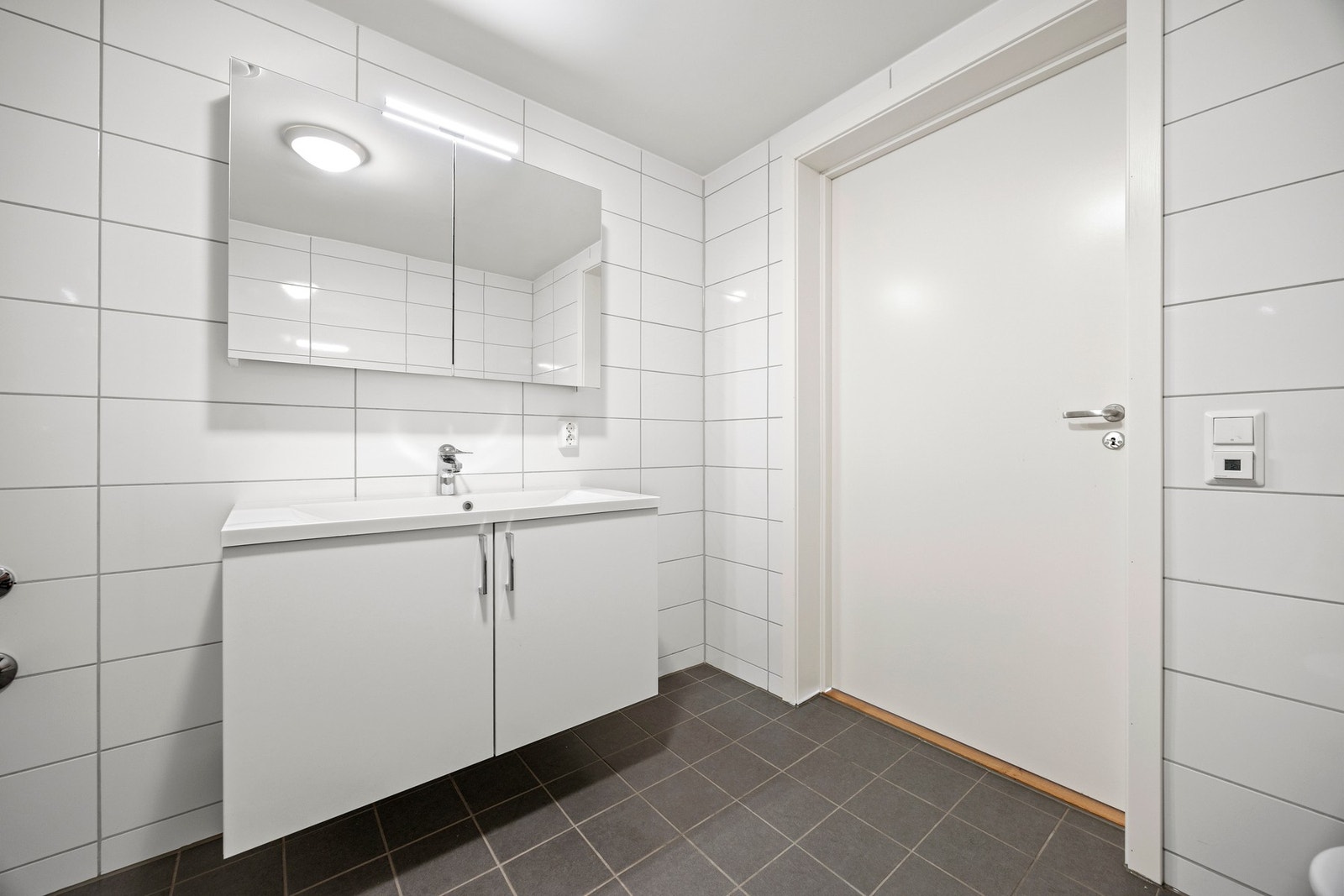 Utstyrt med servantskap, innfellbare dusjdører, opplegg for vaskemaskin og vegghengt toalett Galleribilde