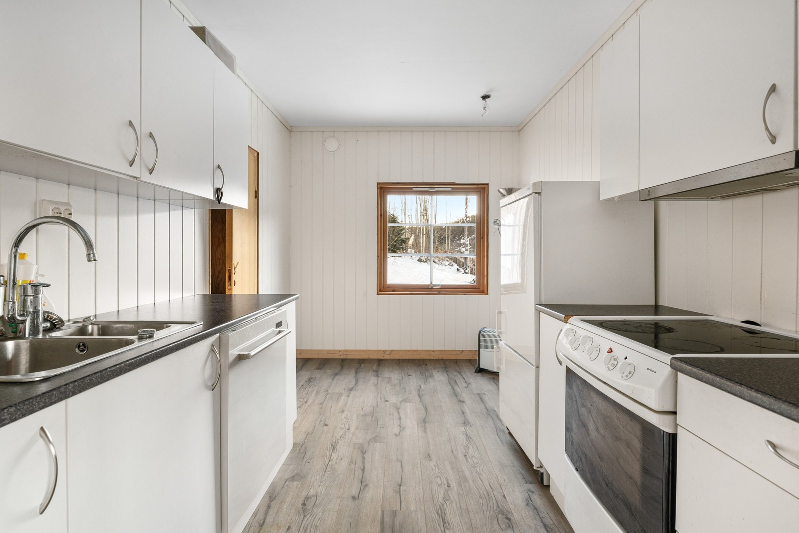 Kjøkken med rikelig skap- og benkeplass Galleribilde