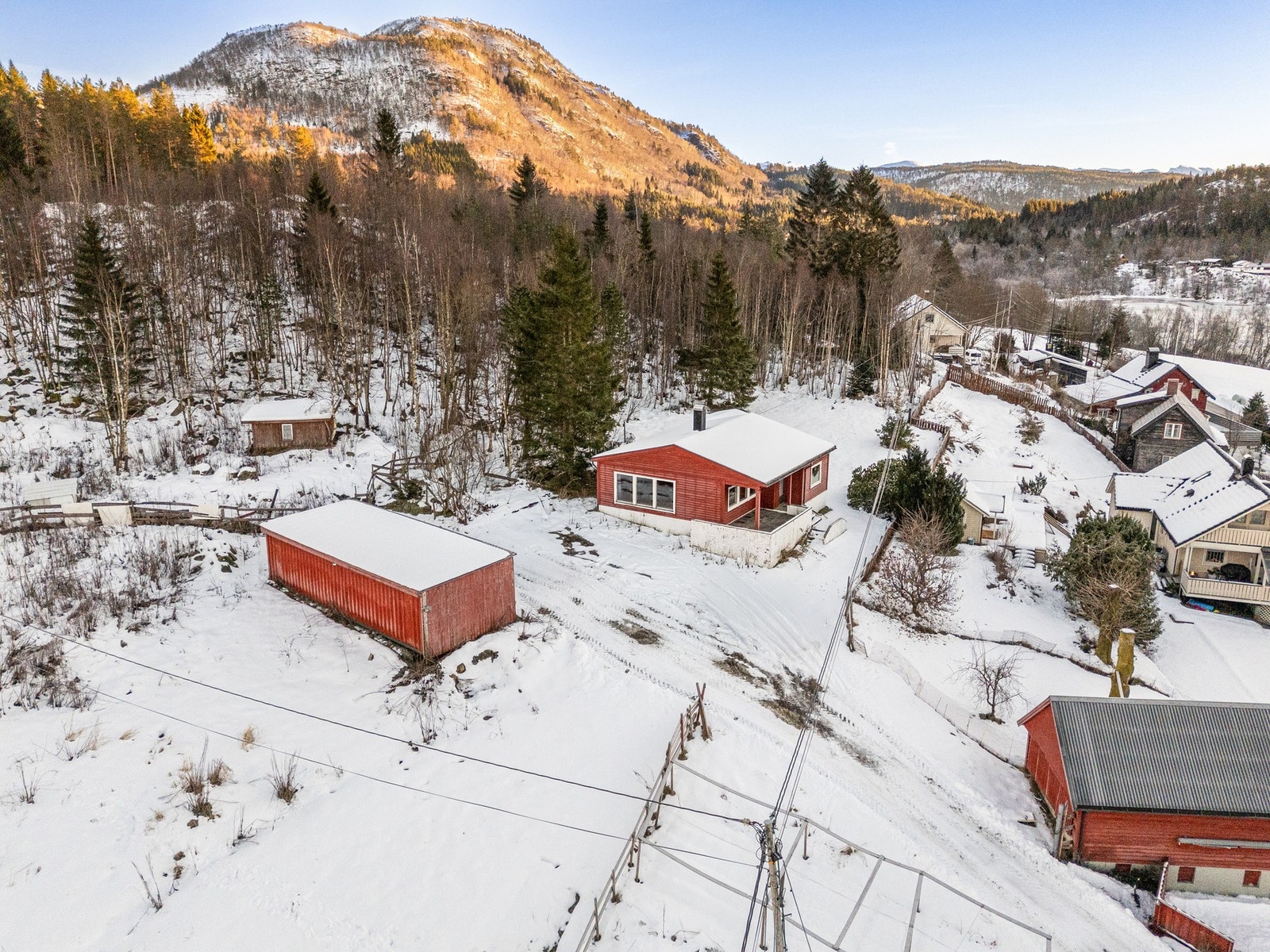 En hytte med landlig beliggenhet i Engsetdalen. Parkering på egen tomt mellom gjerdet og veranda. Galleribilde