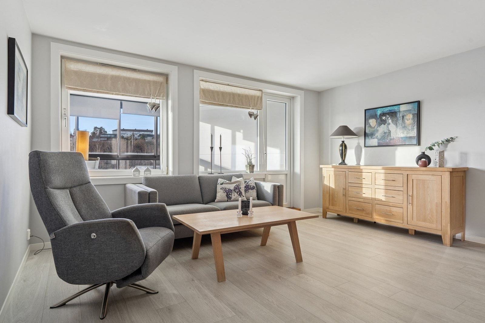 Godt med vindus overflater som gir rikelig med naturlig lys inn i leiligheten. Galleribilde