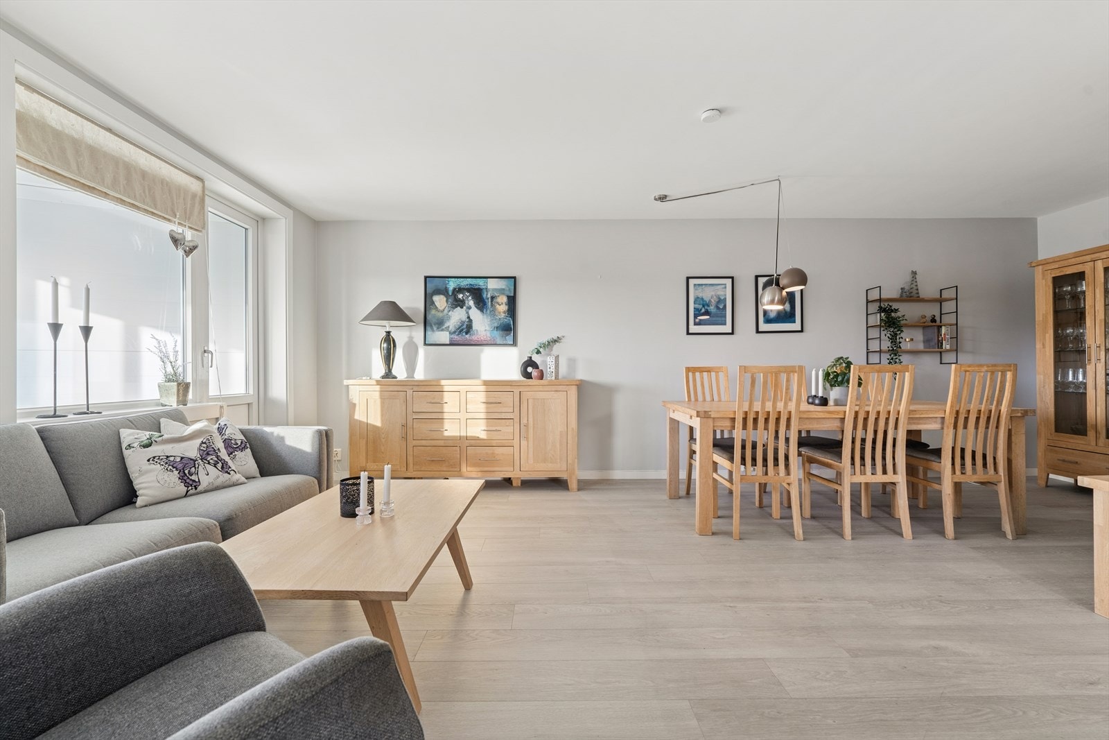 I stuen er det god plass til sofagruppe samt spisebord hvor man kan invitere gjester over. Galleribilde