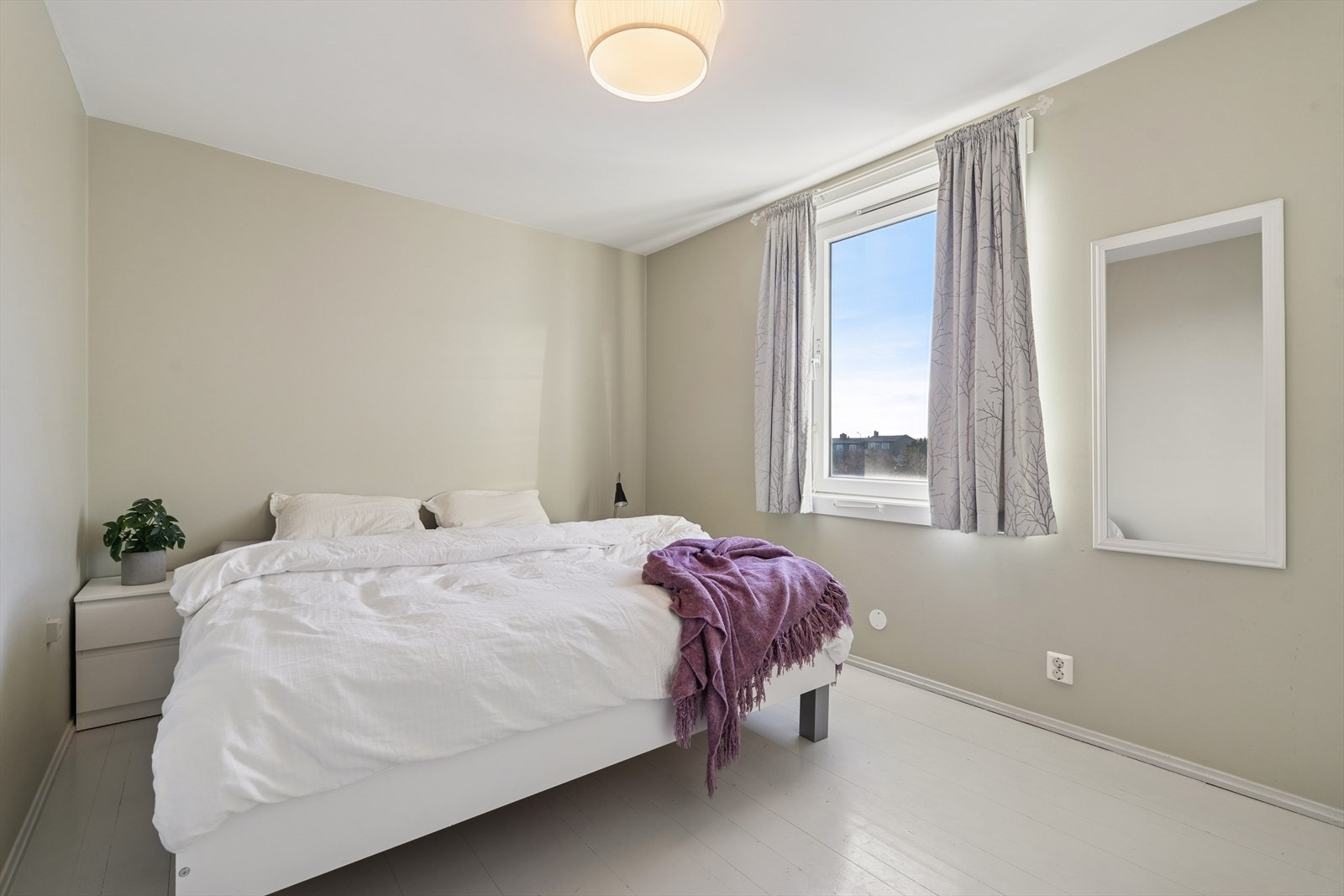 Soverom 1, benyttet som hoved soverom. God størrelse på rommet med plass til dobbeltseng og andre soveroms møblementer. Galleribilde